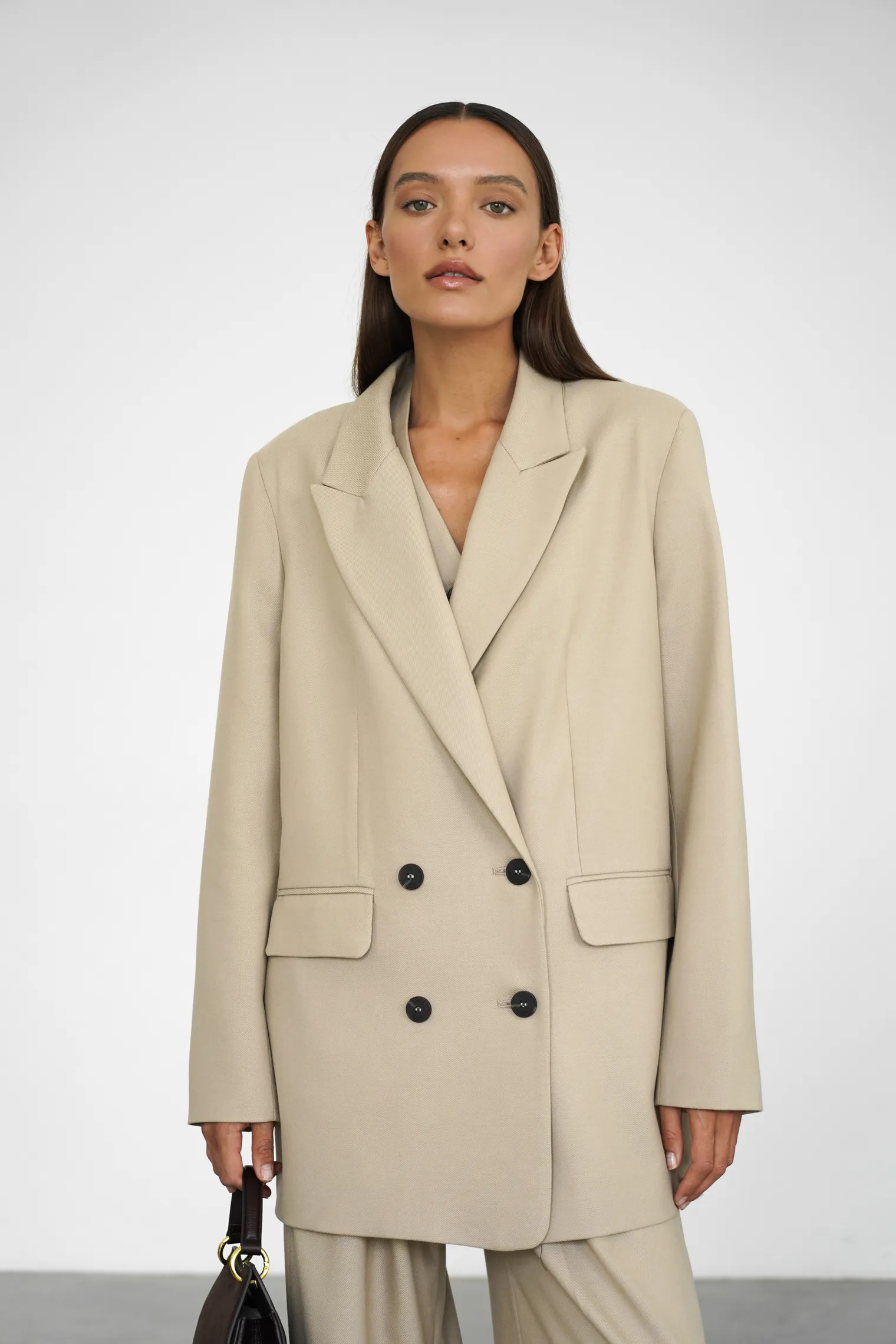 Двубортный жакет с накладными карманами бежевого цвета фото 1