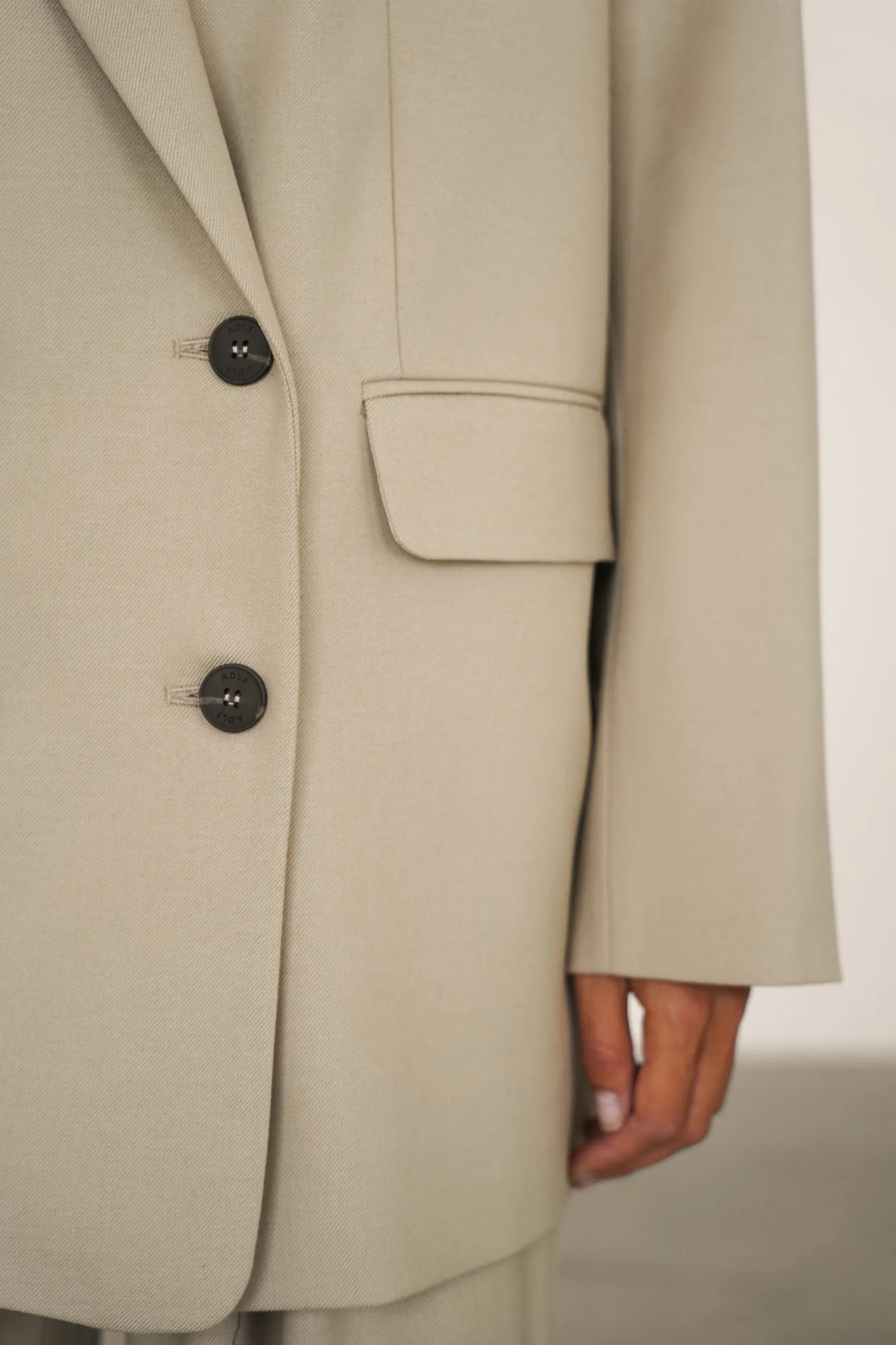 Двубортный жакет с накладными карманами бежевого цвета фото 6