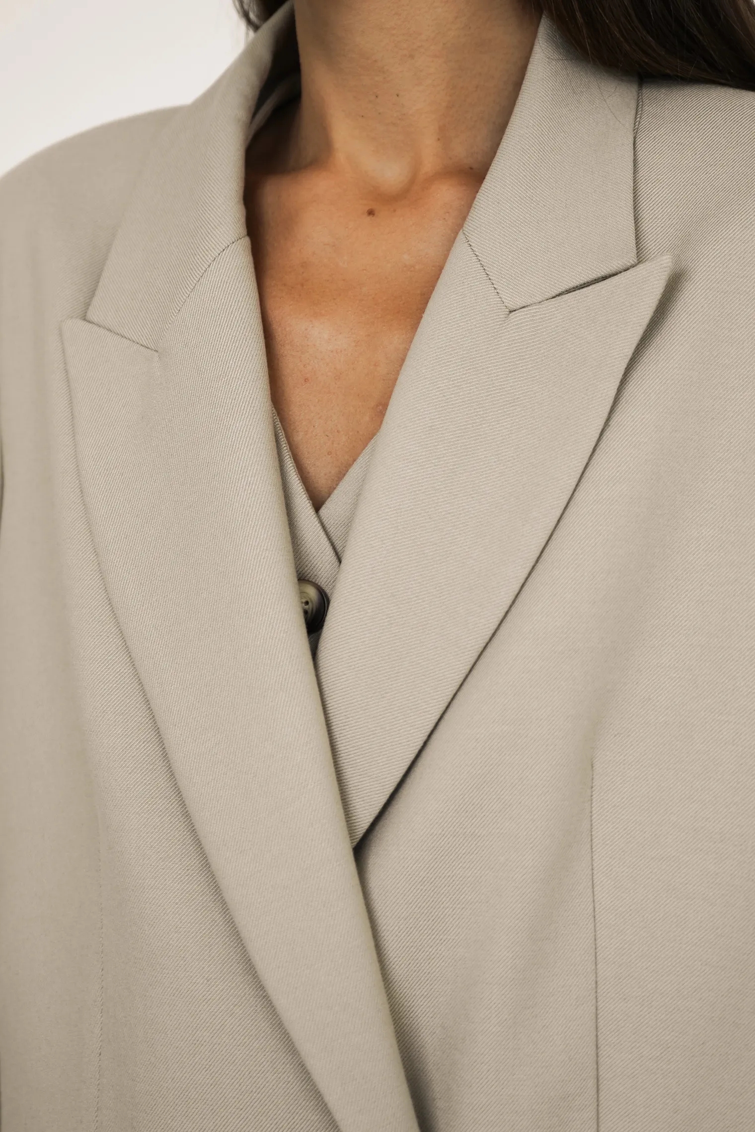 Двубортный жакет с накладными карманами бежевого цвета фото 2