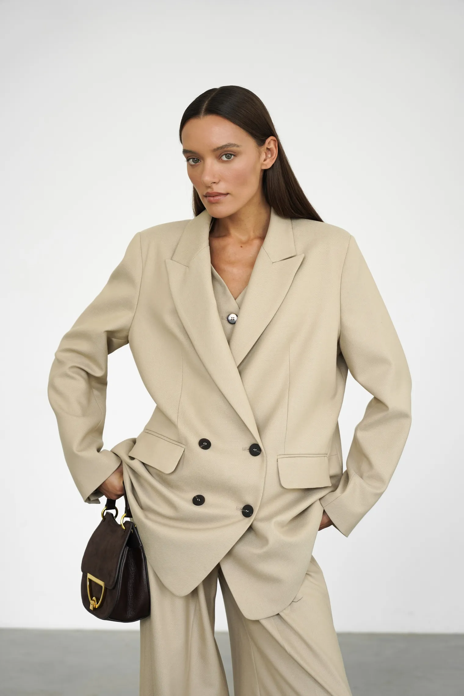 Двубортный жакет с накладными карманами бежевого цвета фото 5