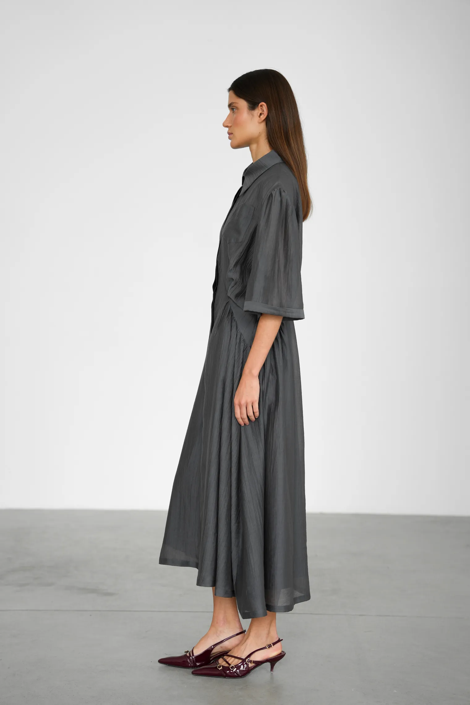 Платье миди из жатой ткани графитового цвета фото 7