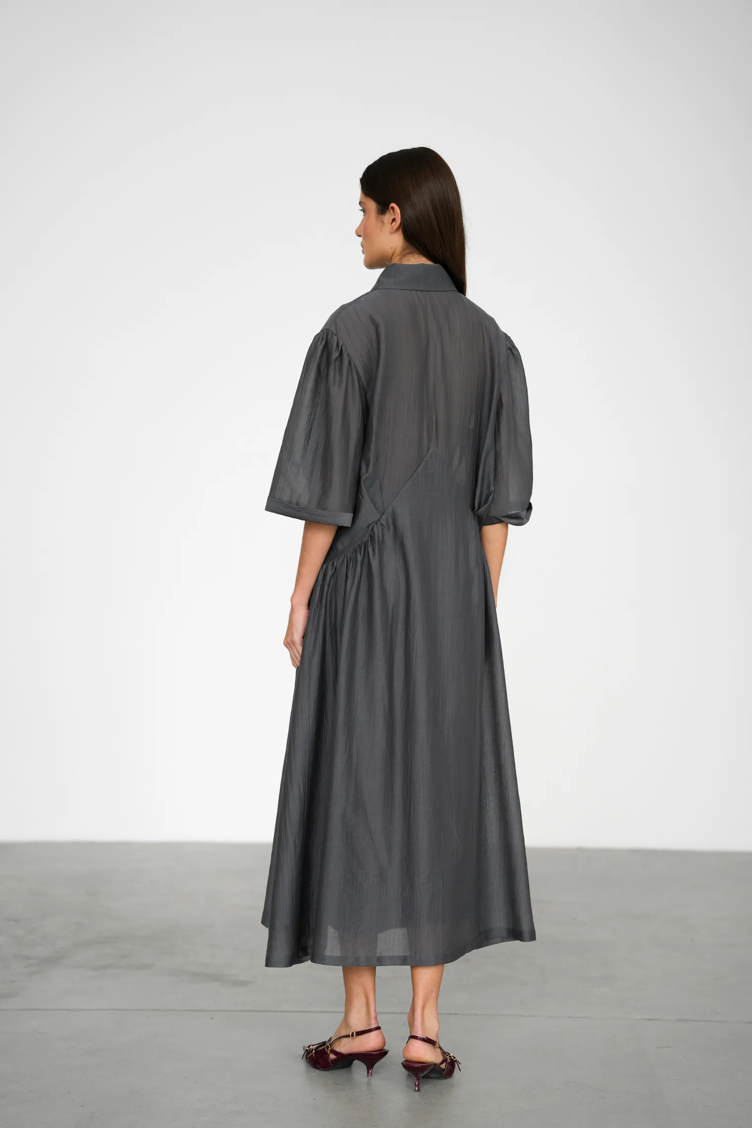 Платье миди из жатой ткани графитового цвета фото 3