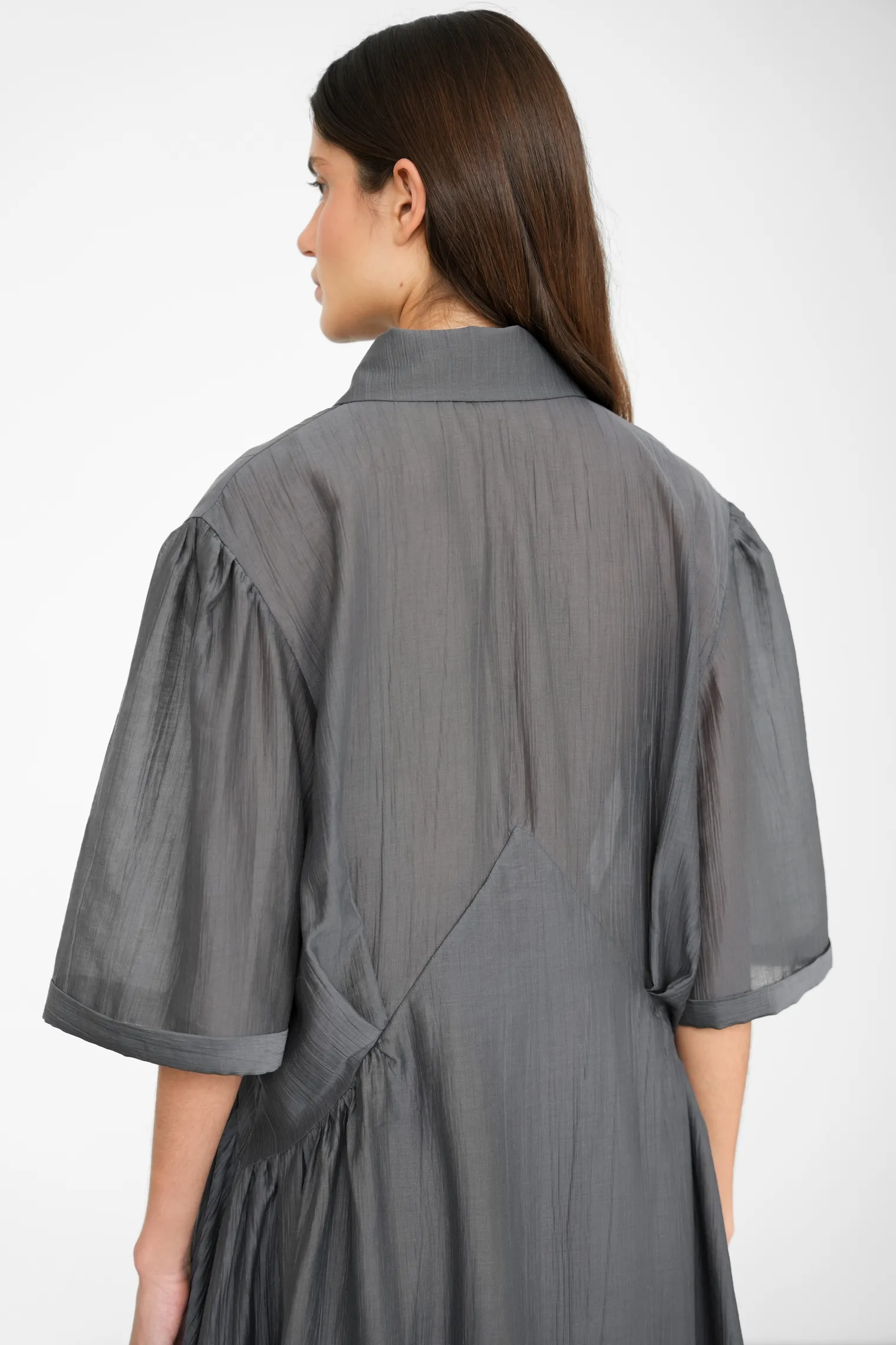 Платье миди из жатой ткани графитового цвета фото 6