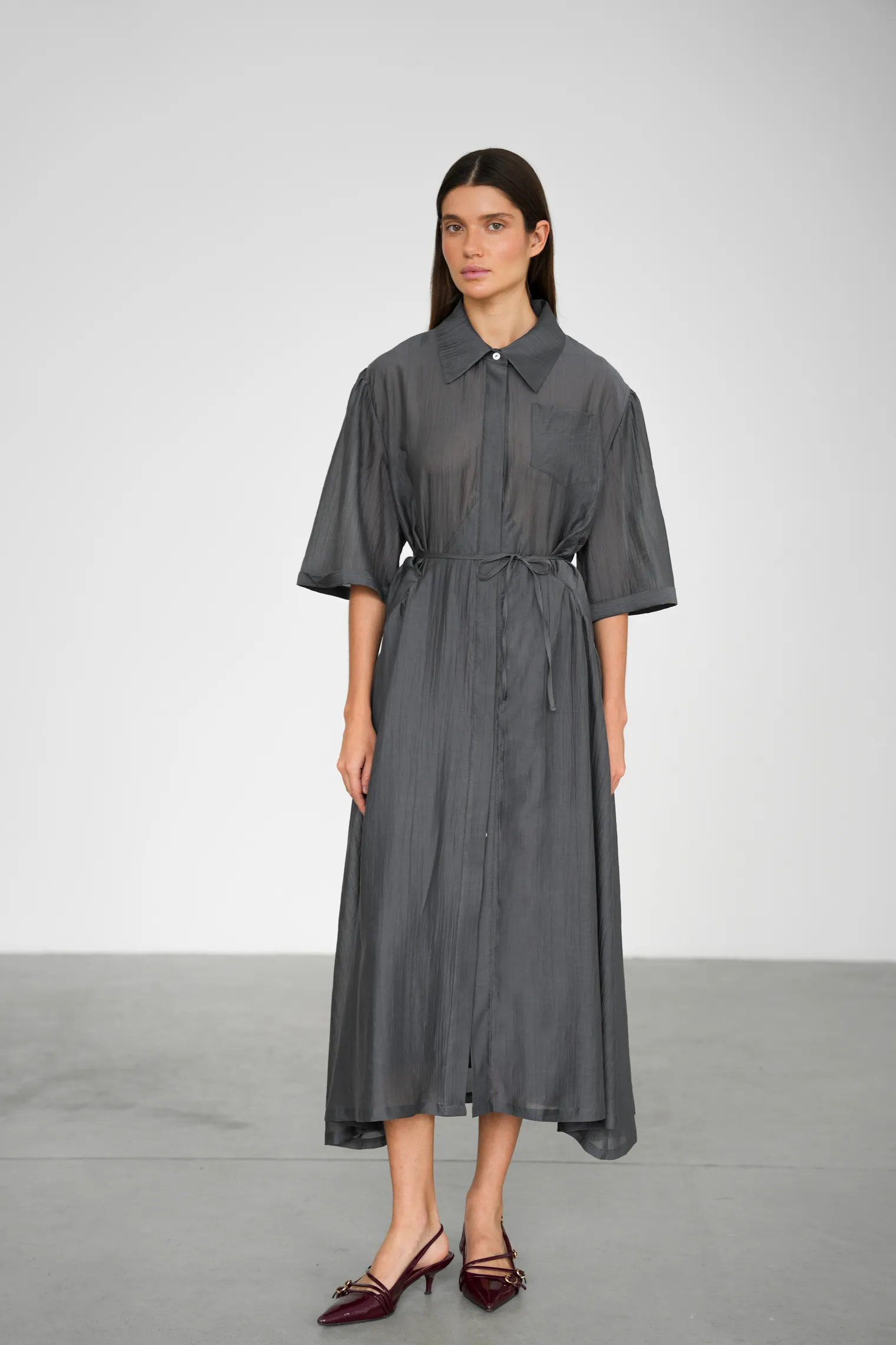 Платье миди из жатой ткани графитового цвета фото 1