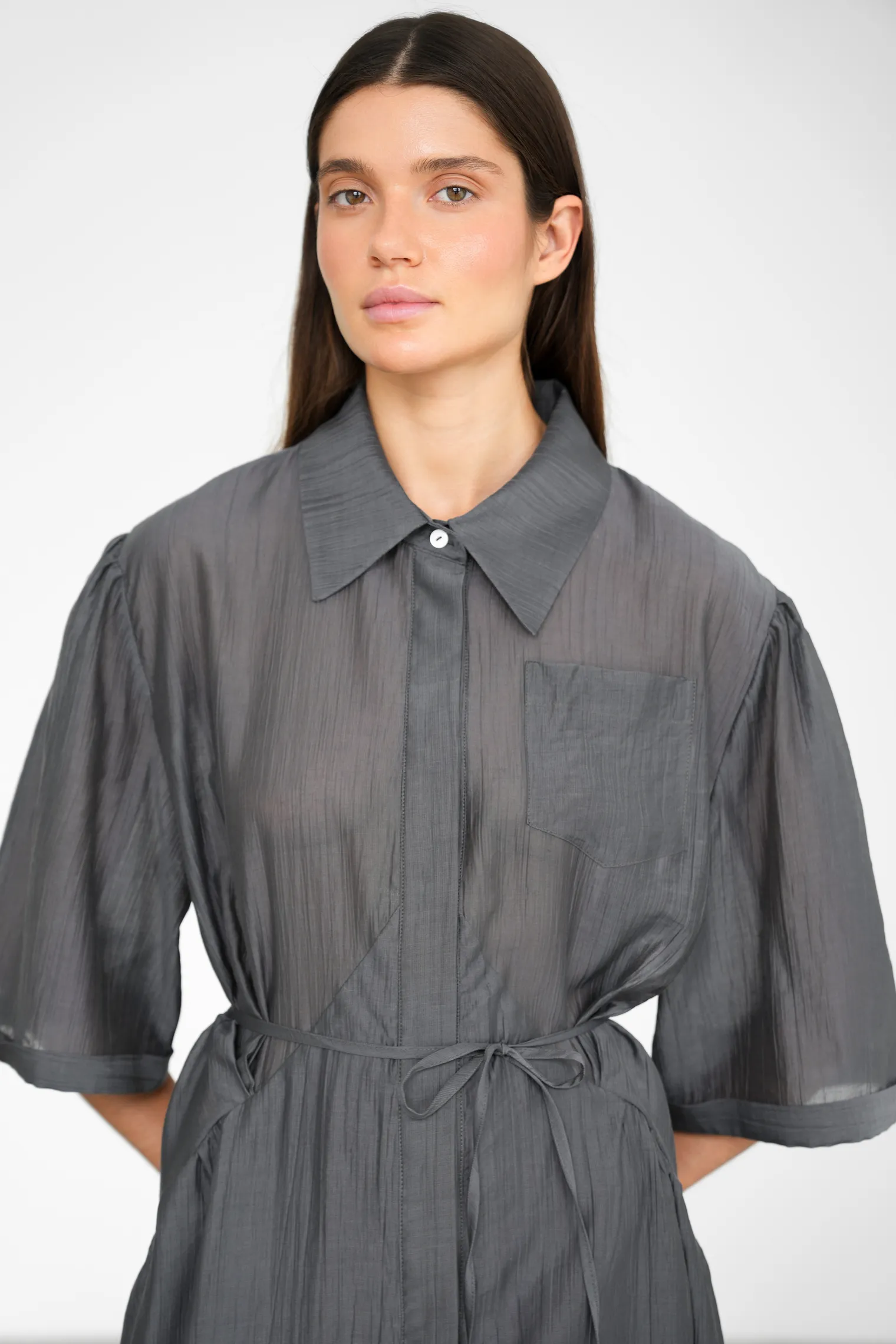 Платье миди из жатой ткани графитового цвета фото 2