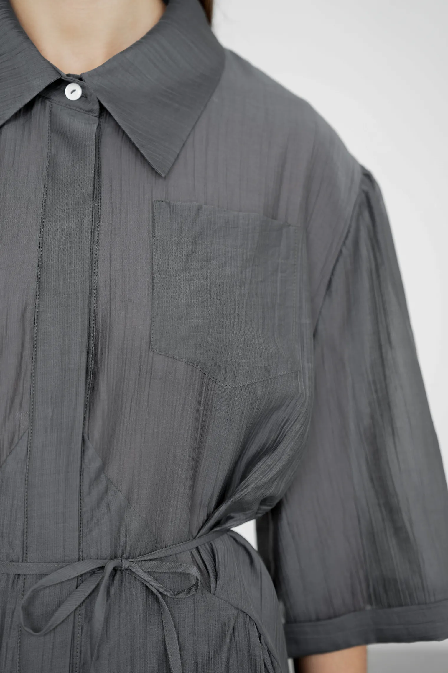 Платье миди из жатой ткани графитового цвета фото 5