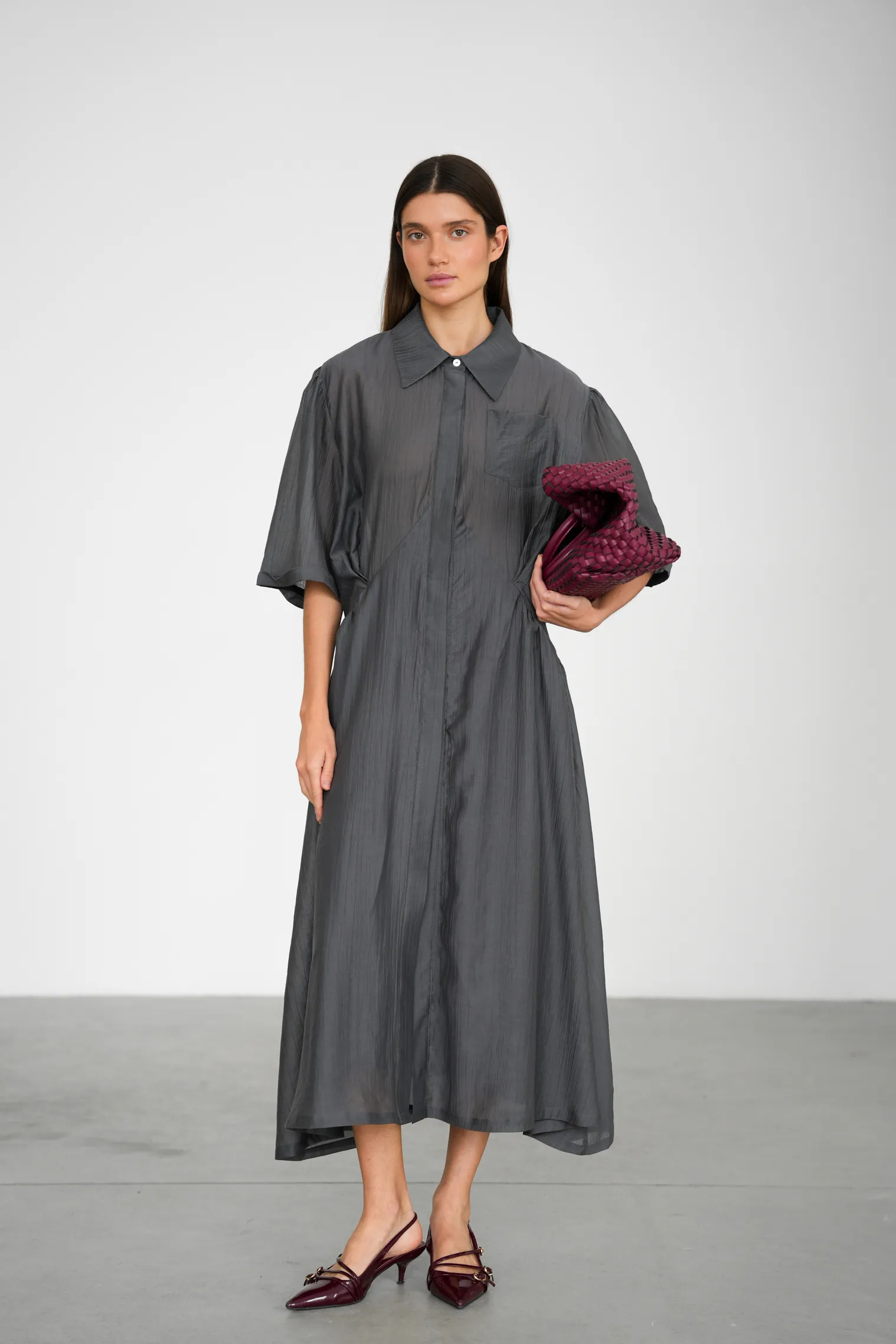 Платье миди из жатой ткани графитового цвета фото 4