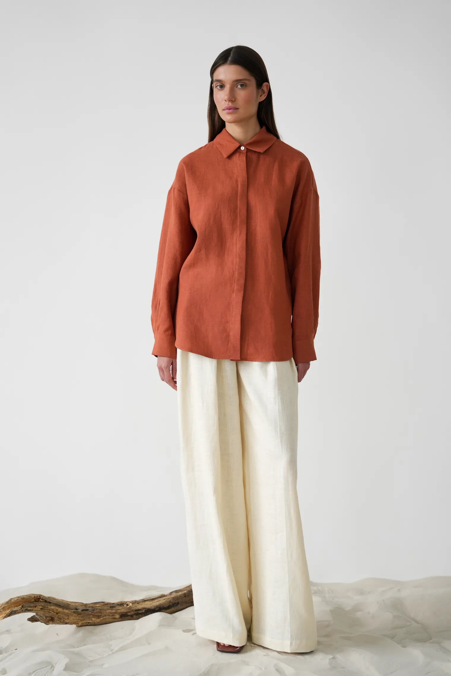 Рубашка свободного кроя изо льна терракотового цвета фото 6