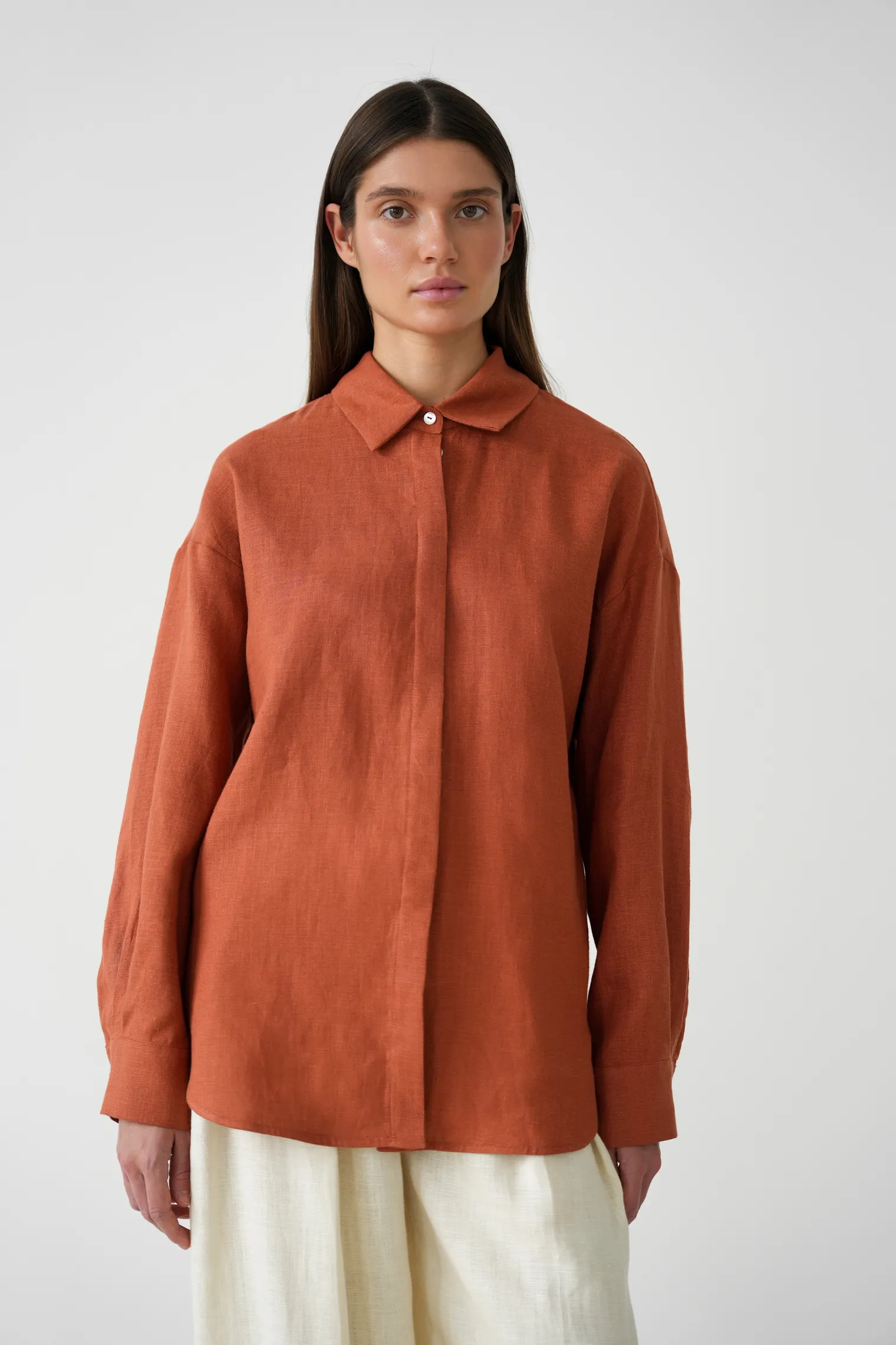 Рубашка свободного кроя изо льна терракотового цвета фото 8