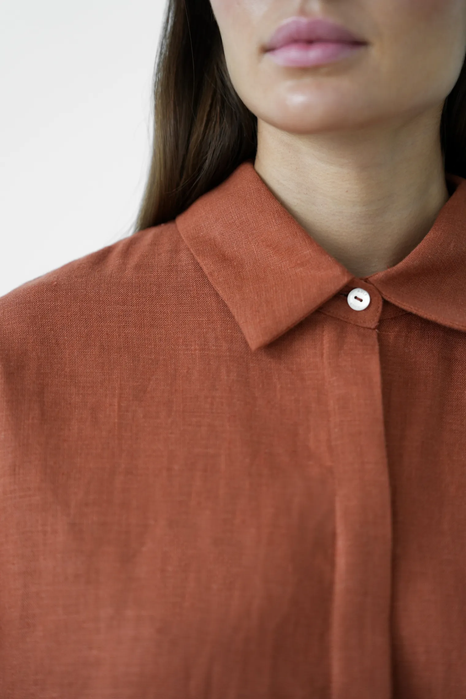 Рубашка свободного кроя изо льна терракотового цвета фото 2