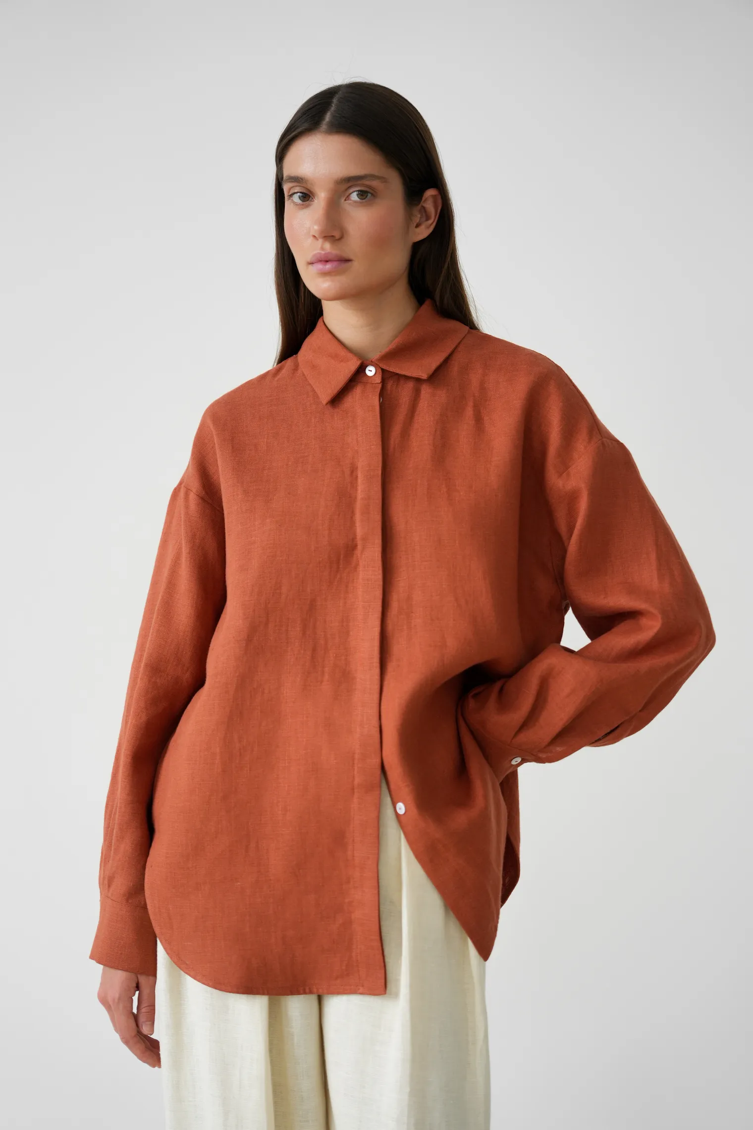 Рубашка свободного кроя изо льна терракотового цвета фото 5