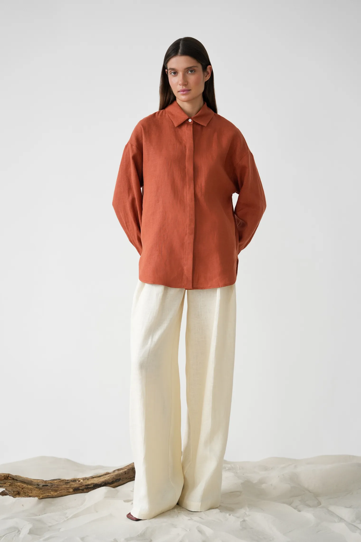 Рубашка свободного кроя изо льна терракотового цвета фото 3