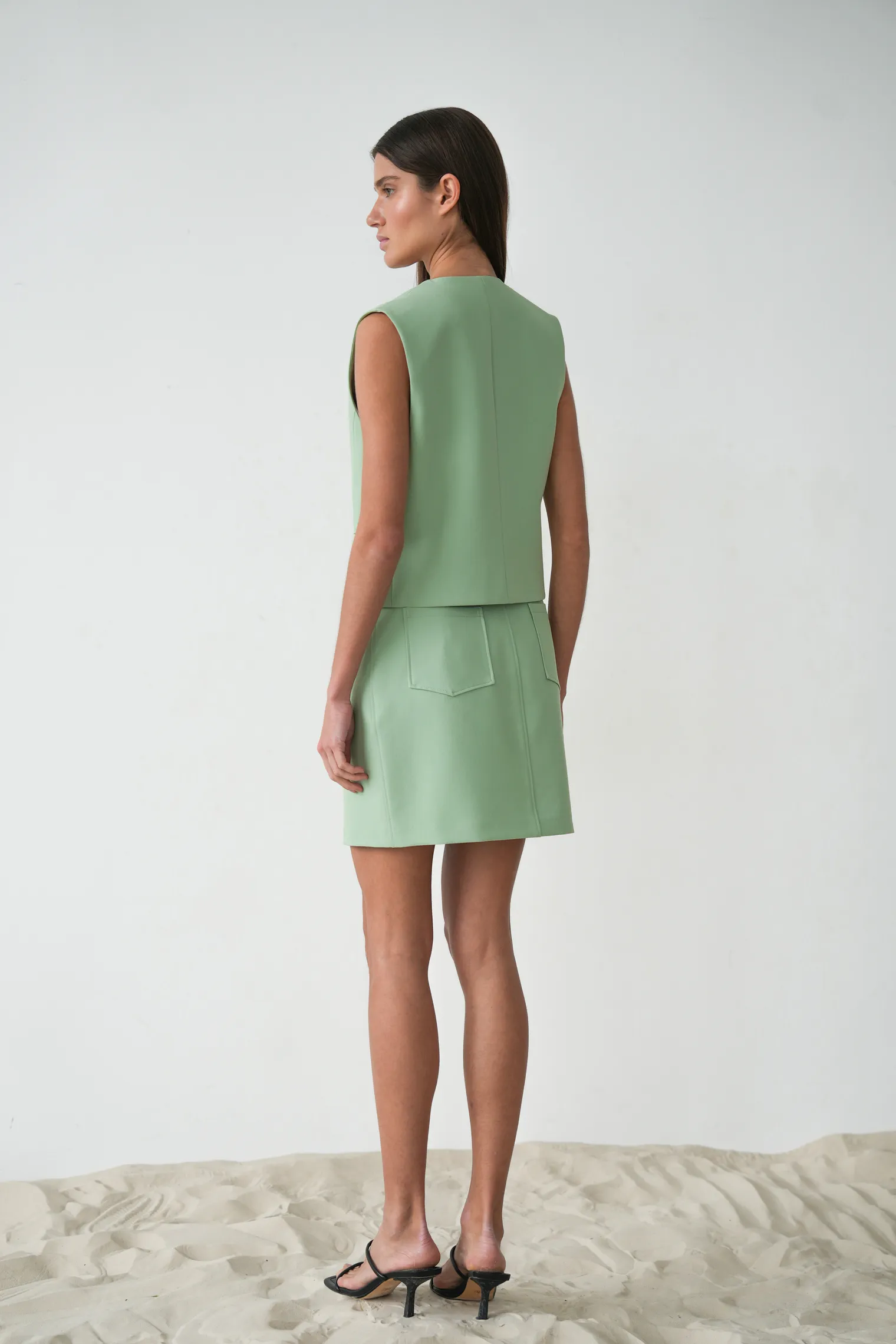 Однобортный жилет с пуговицами цвета шалфей фото 7