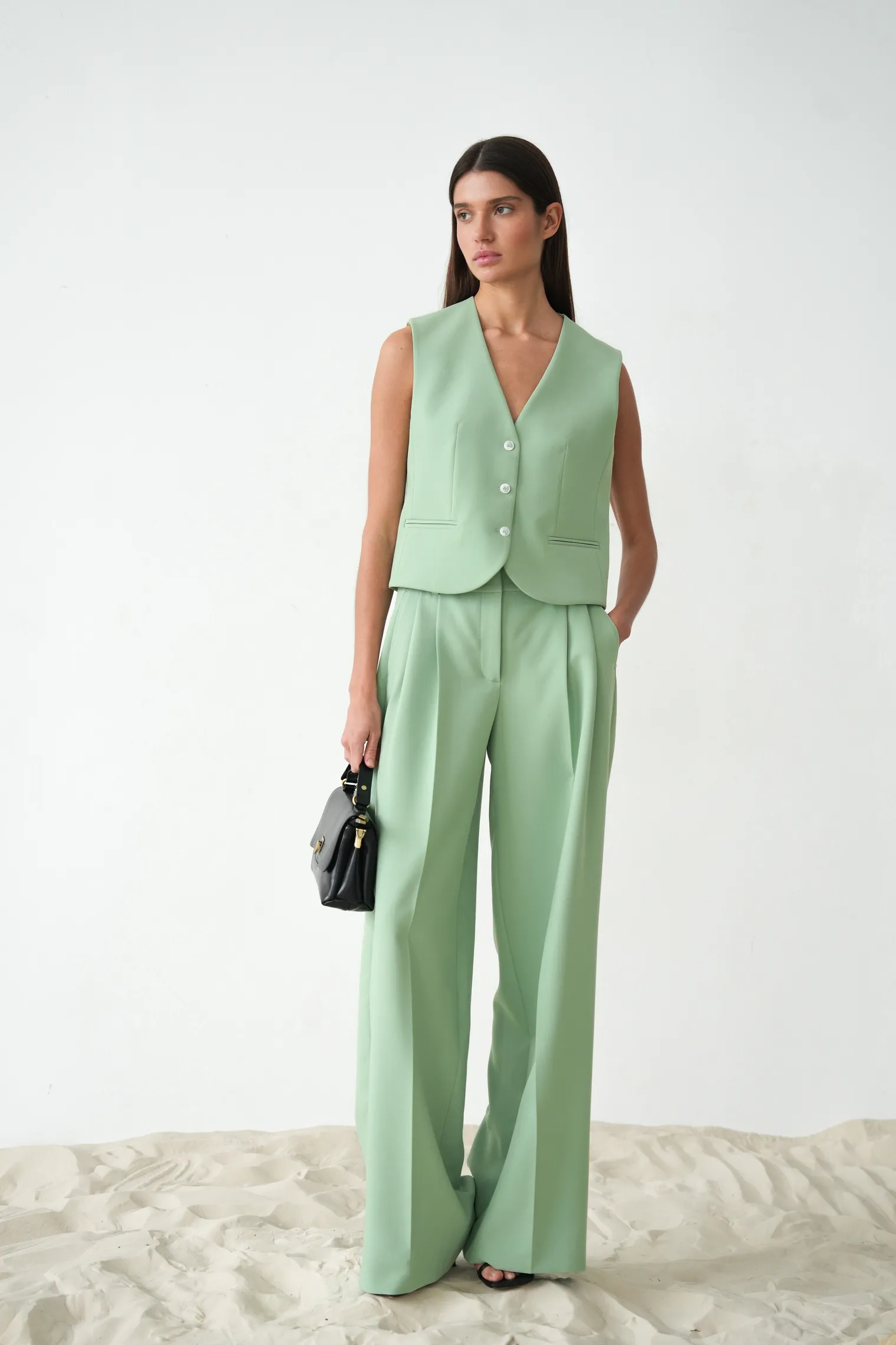 Однобортный жилет с пуговицами цвета шалфей фото 1