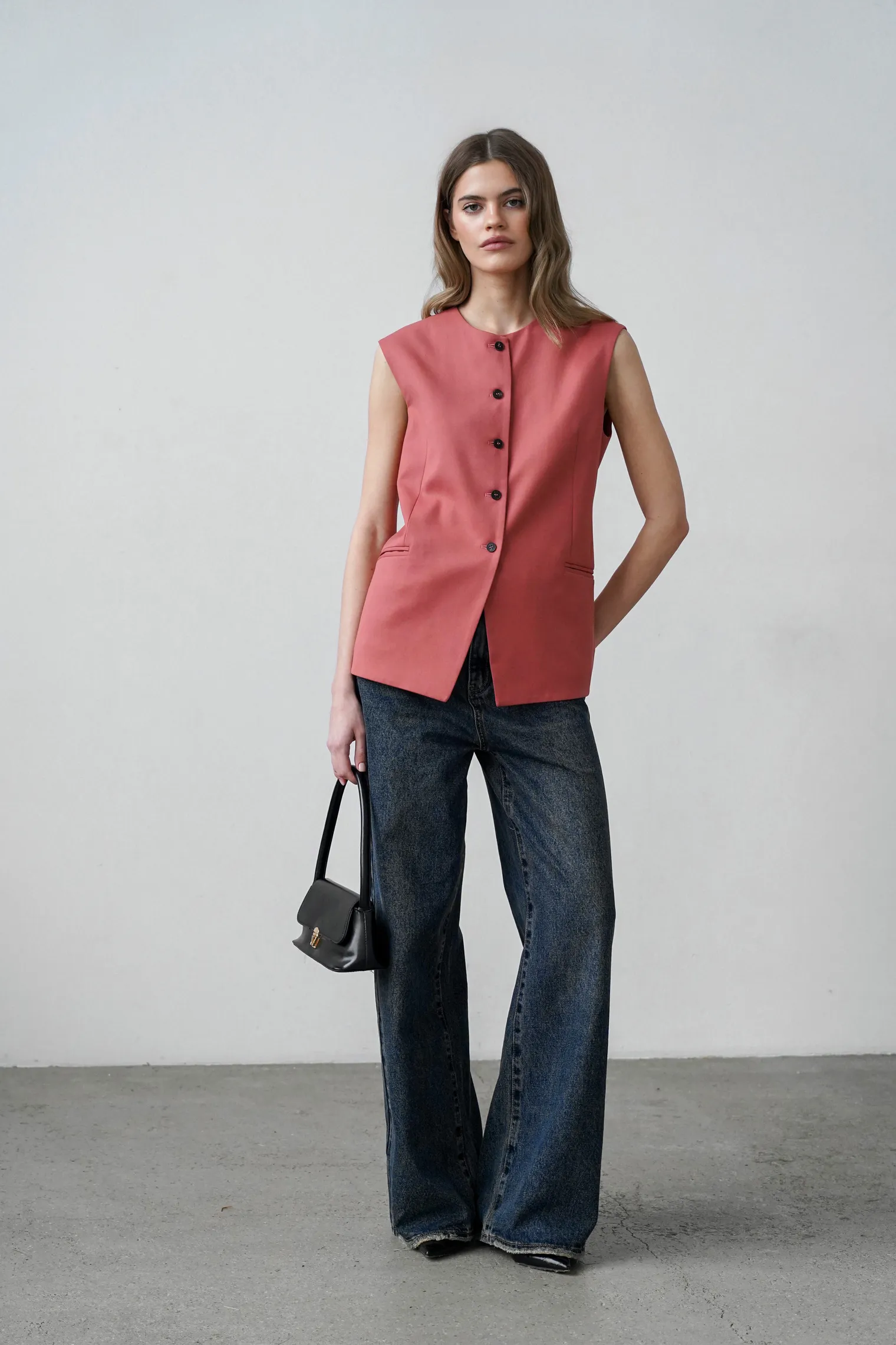 Однобортный жилет в пуговицами цвета морозная ягода фото 6