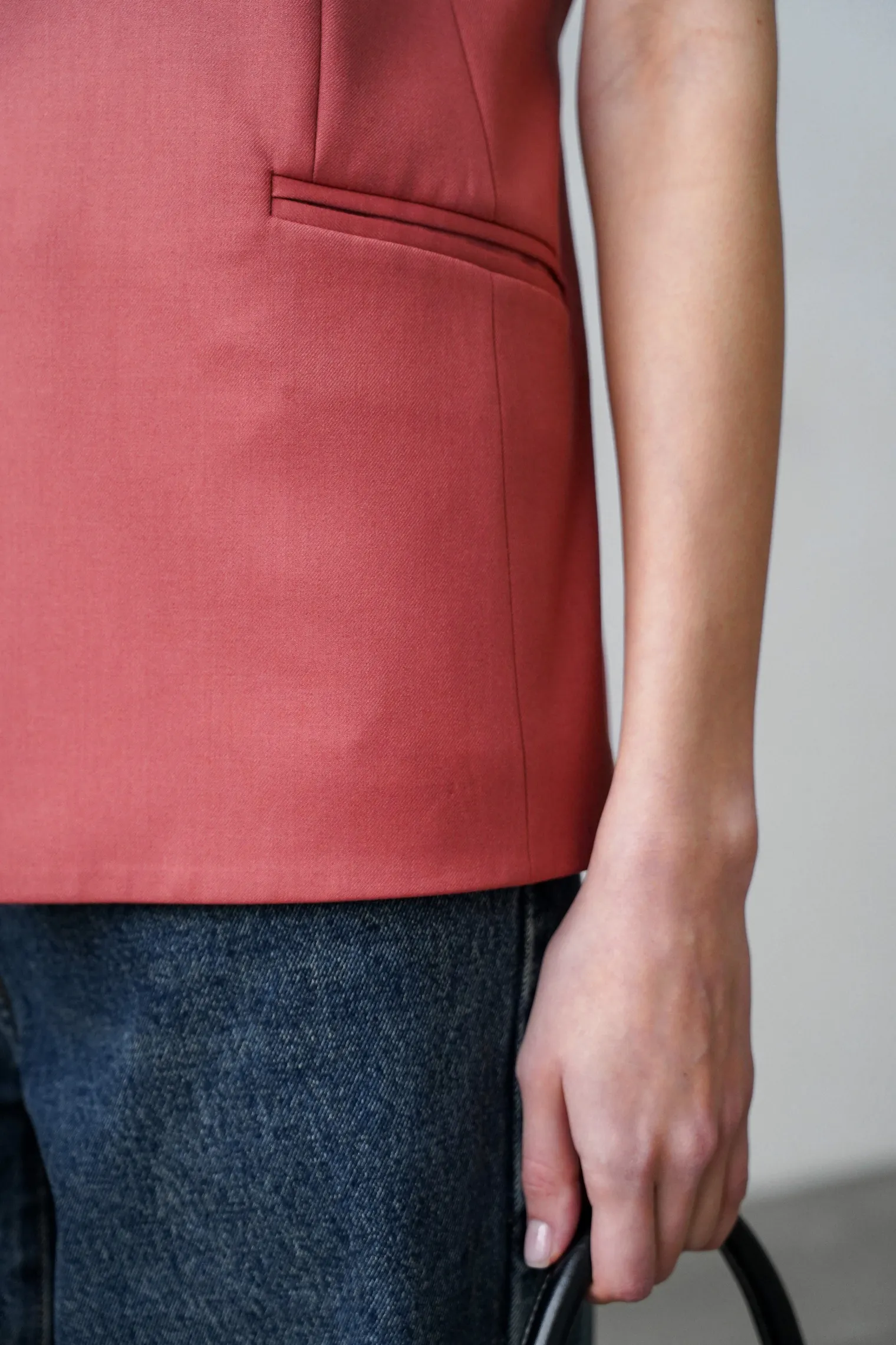 Однобортный жилет в пуговицами цвета морозная ягода фото 7