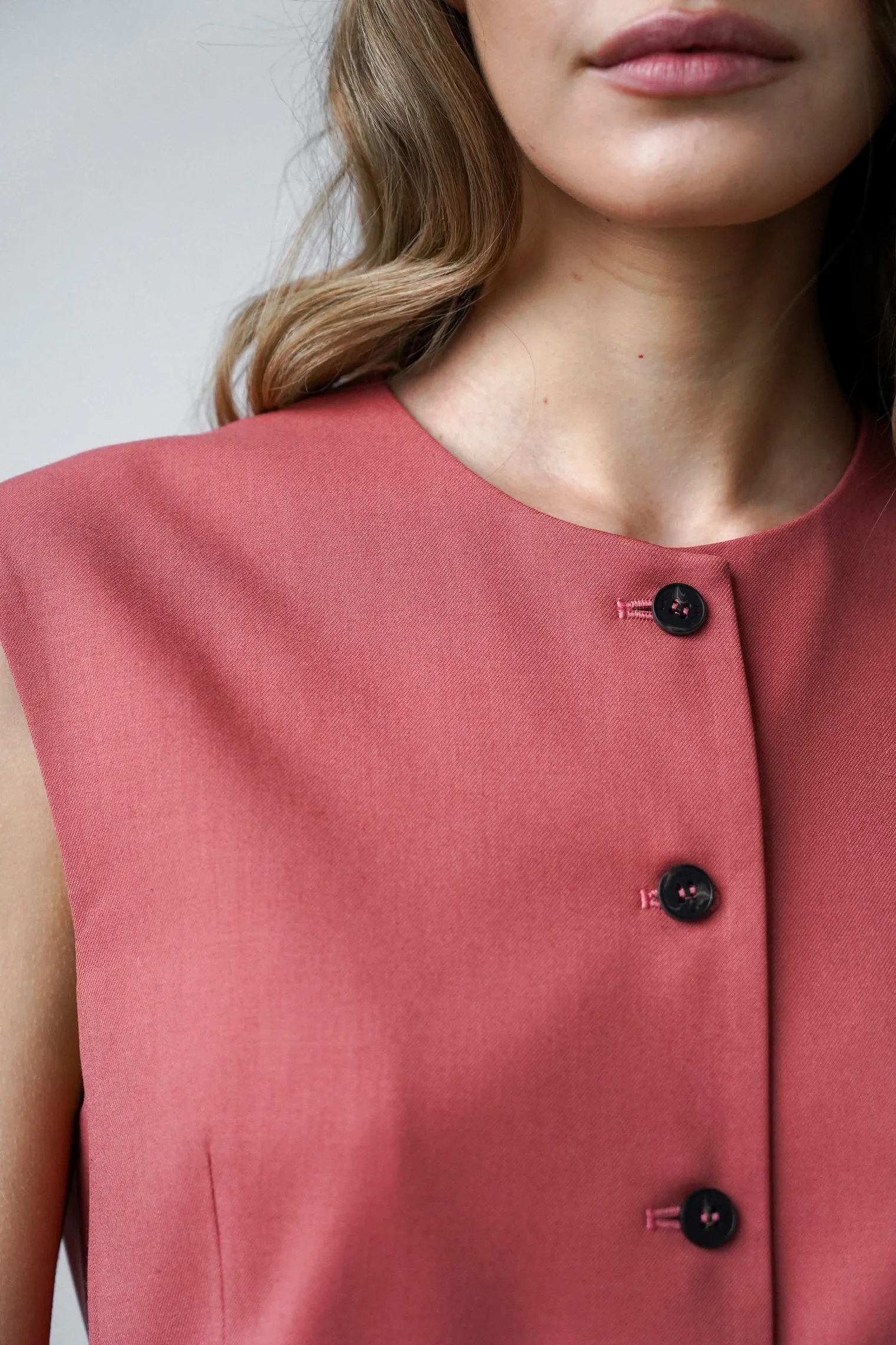 Однобортный жилет в пуговицами цвета морозная ягода фото 2