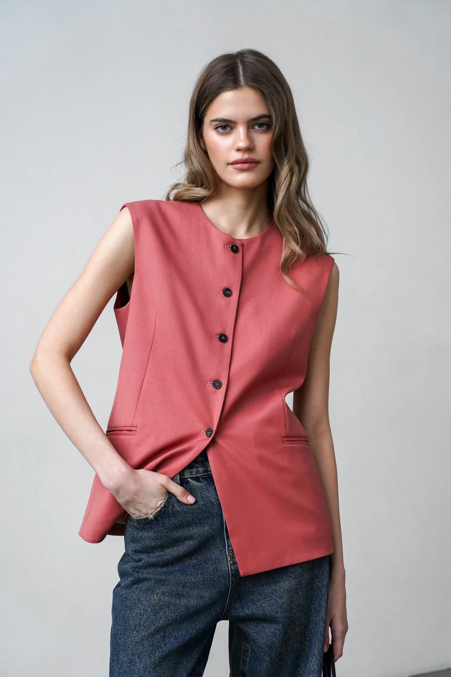 Однобортный жилет в пуговицами цвета морозная ягода фото 1