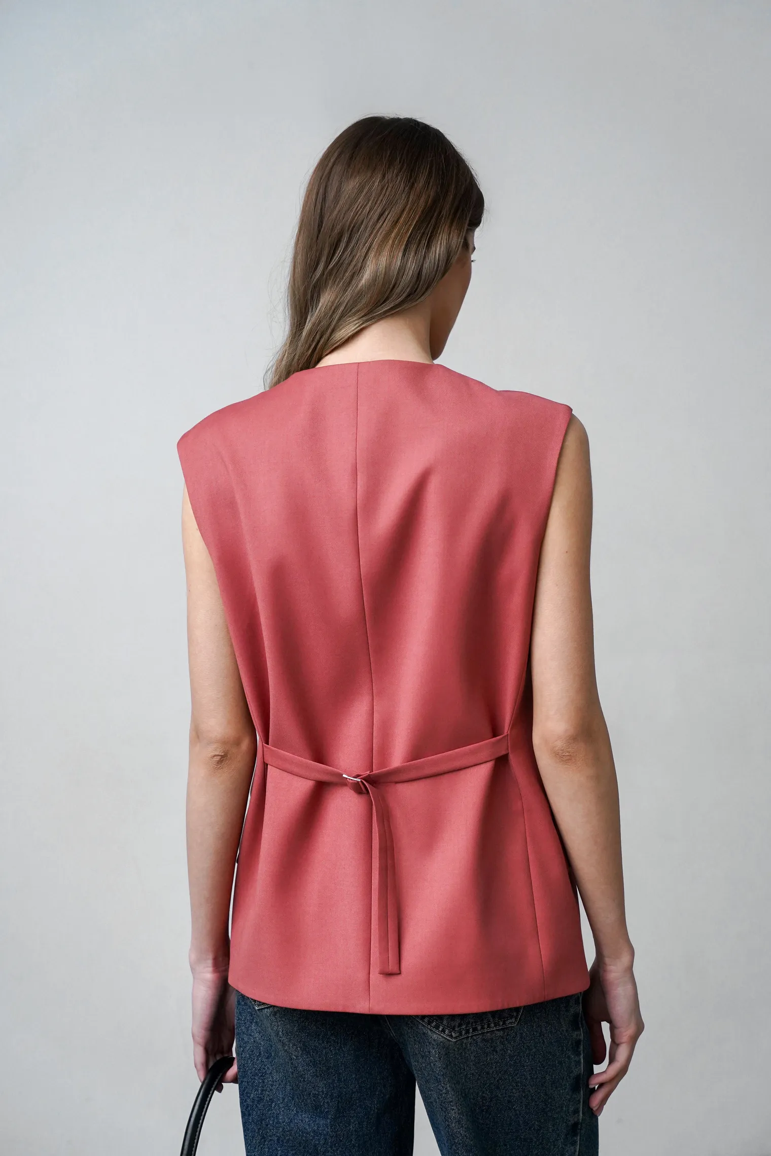 Однобортный жилет в пуговицами цвета морозная ягода фото 4