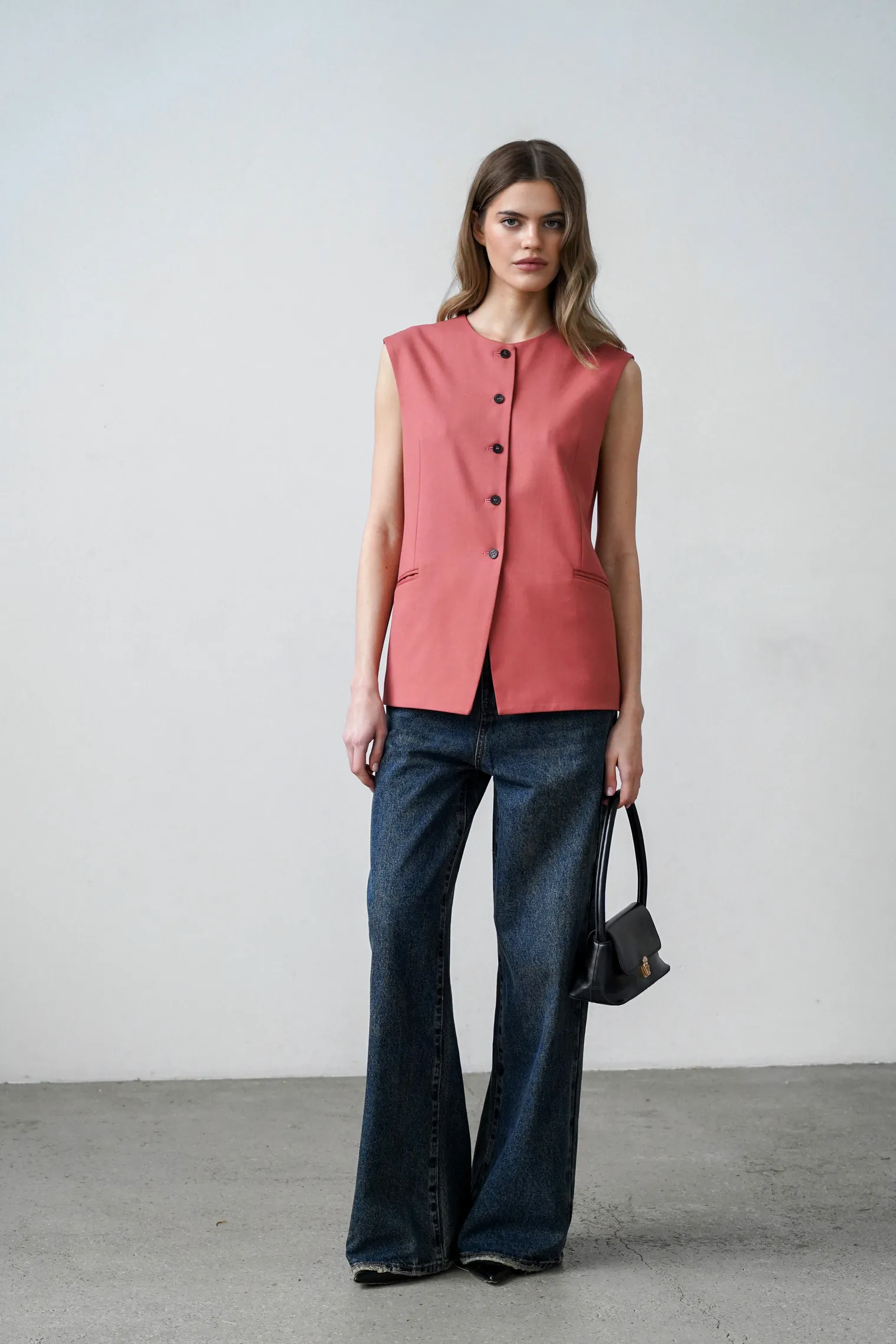 Однобортный жилет в пуговицами цвета морозная ягода фото 3