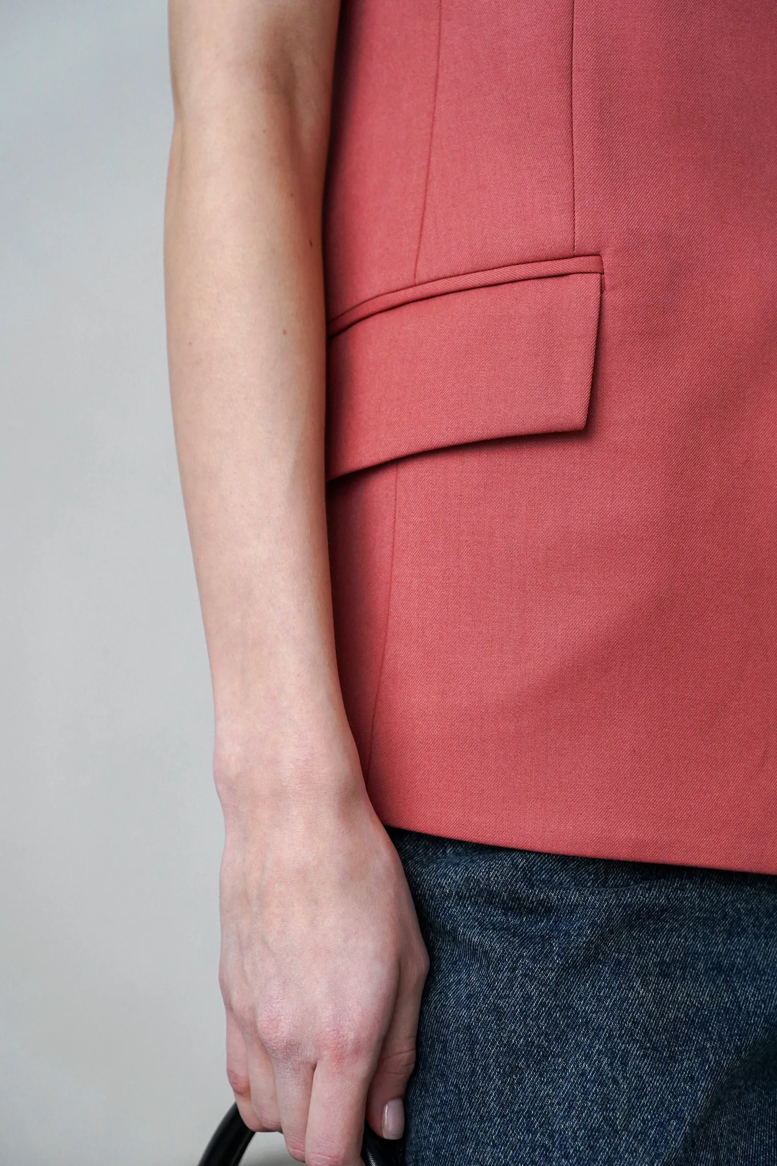 Однобортный жилет в пуговицами цвета морозная ягода фото 5