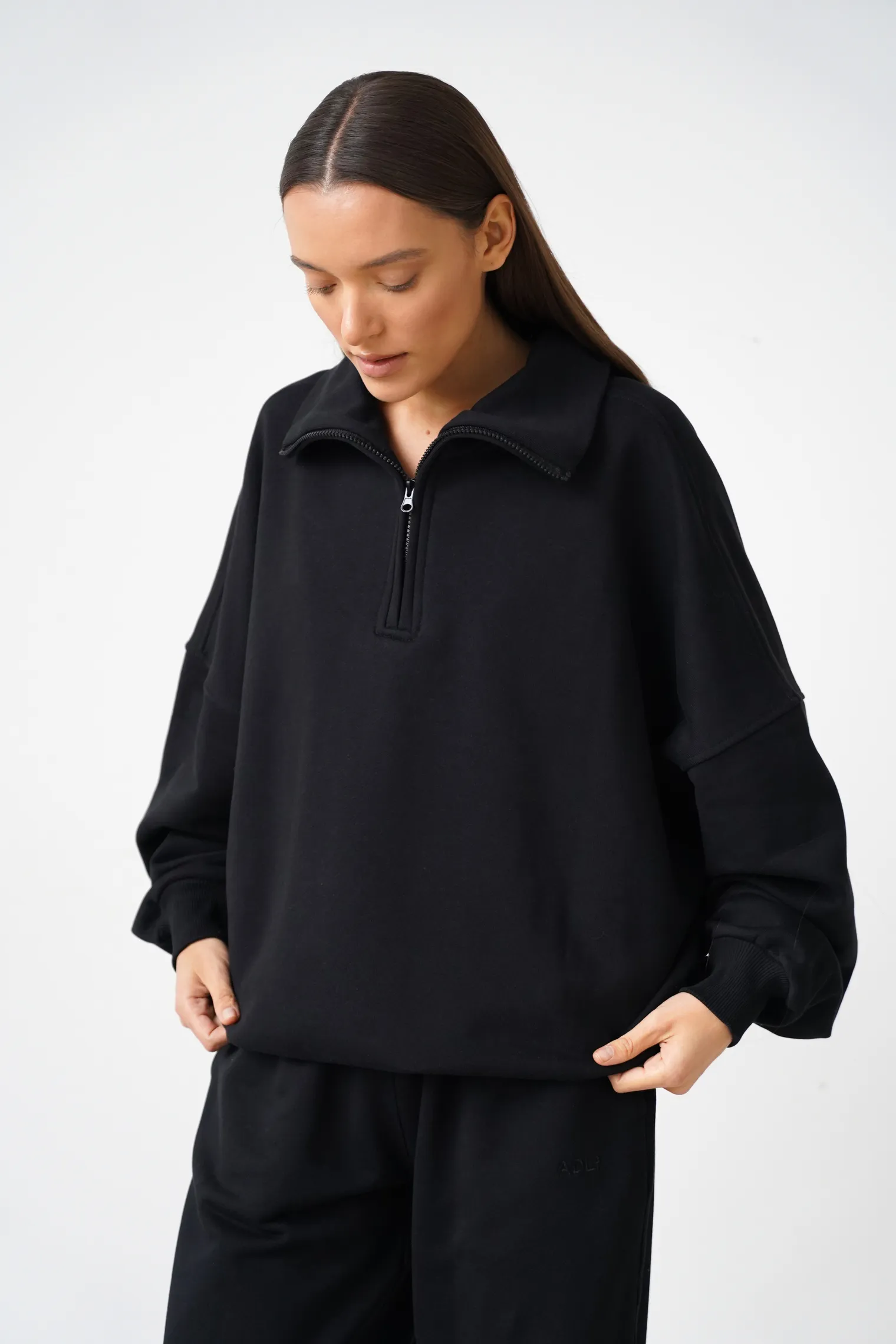 Свитшот из плотного хлопка с воротником на молнии чёрного цвета фото 4