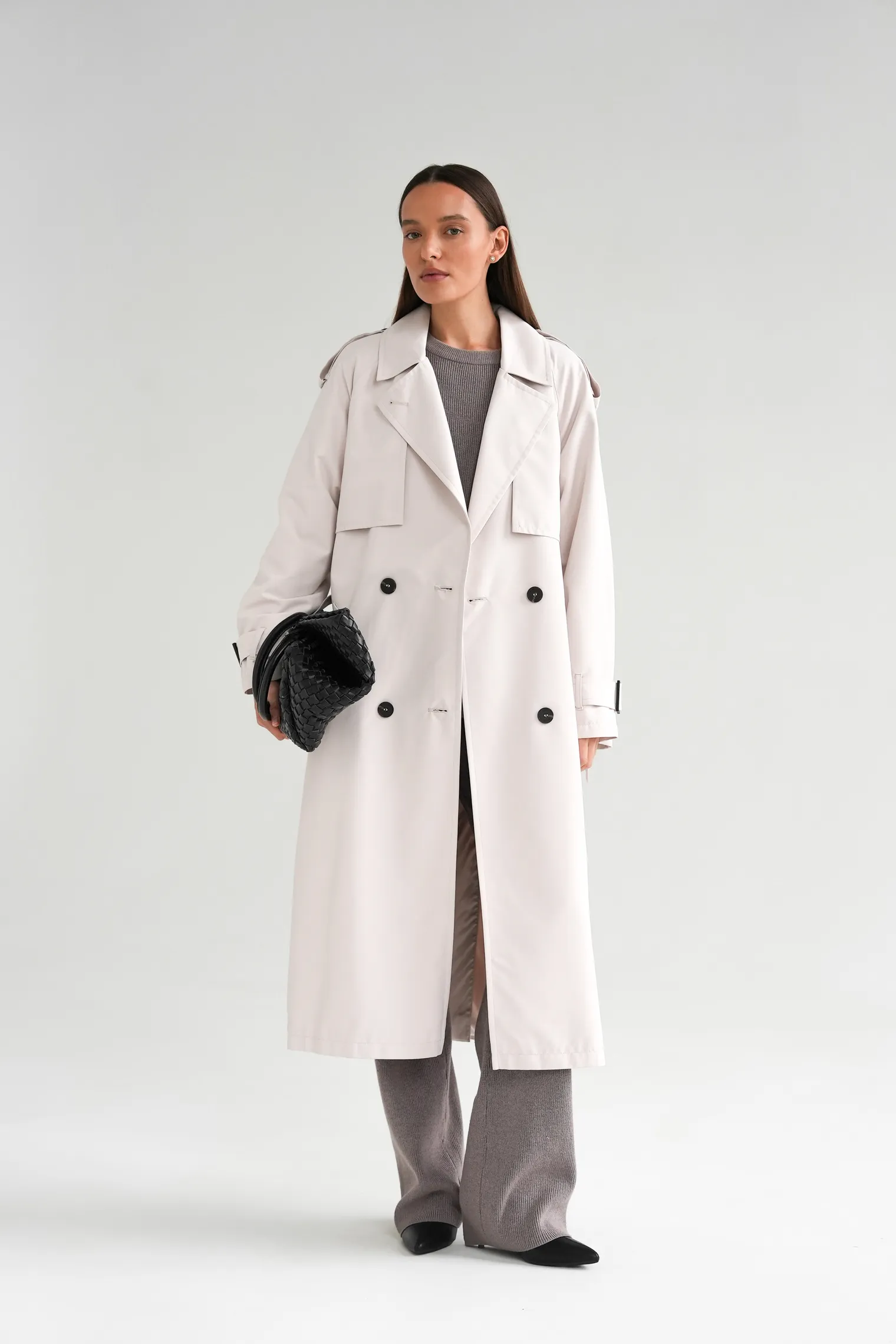 Тренч двубортный с поясом и рукавом реглан цвета тофу фото 3