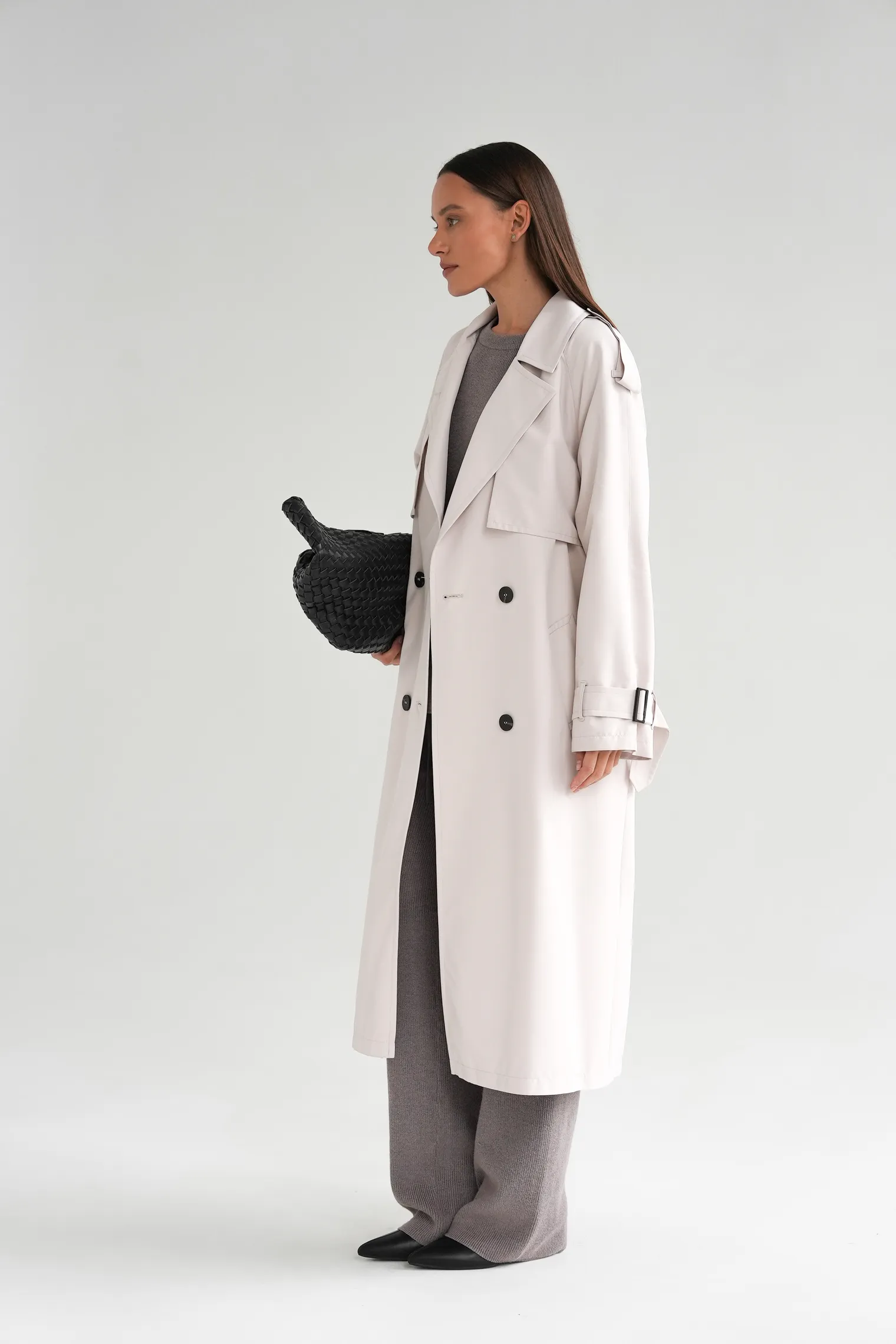 Тренч двубортный с поясом и рукавом реглан цвета тофу фото 8