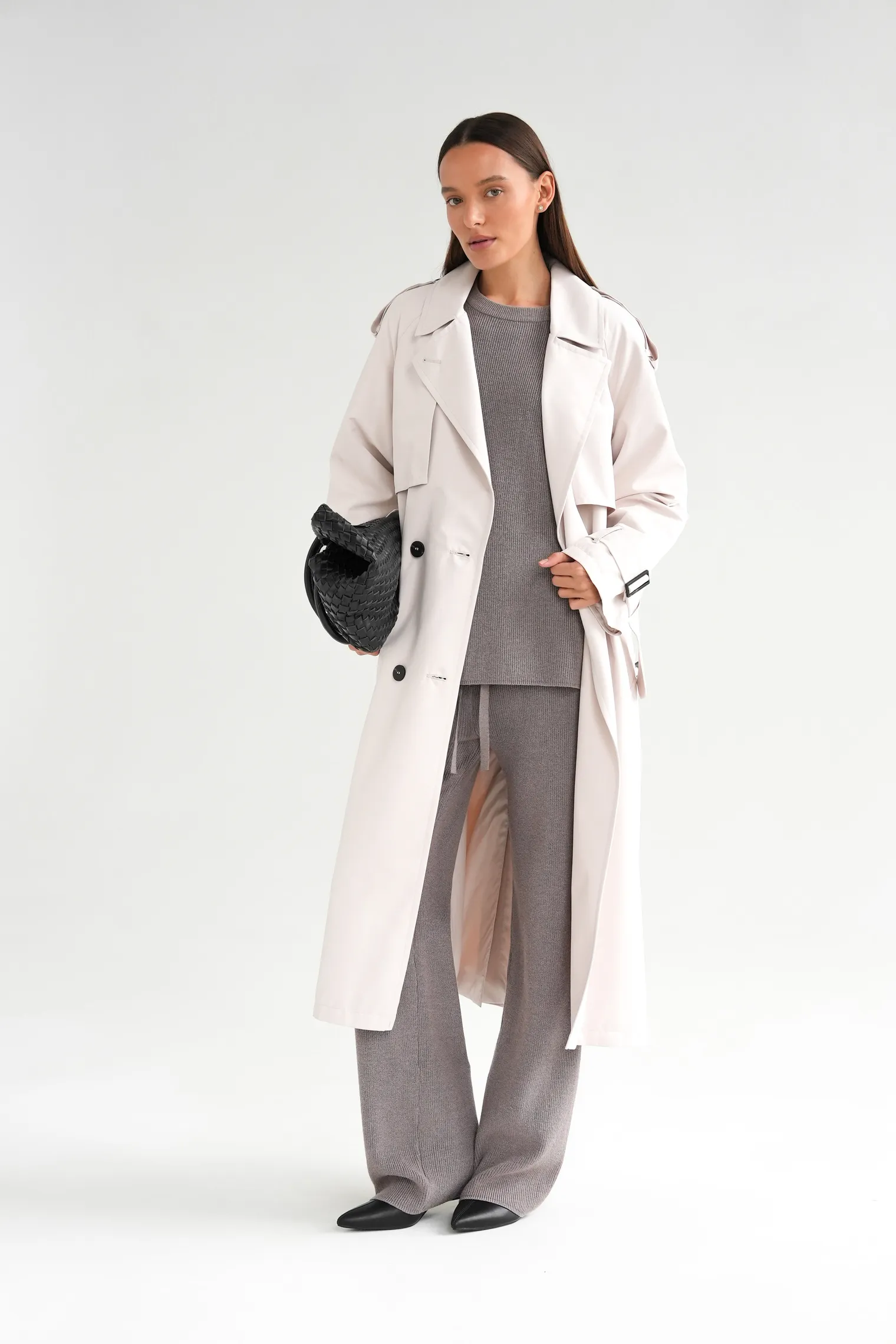 Тренч двубортный с поясом и рукавом реглан цвета тофу фото 10