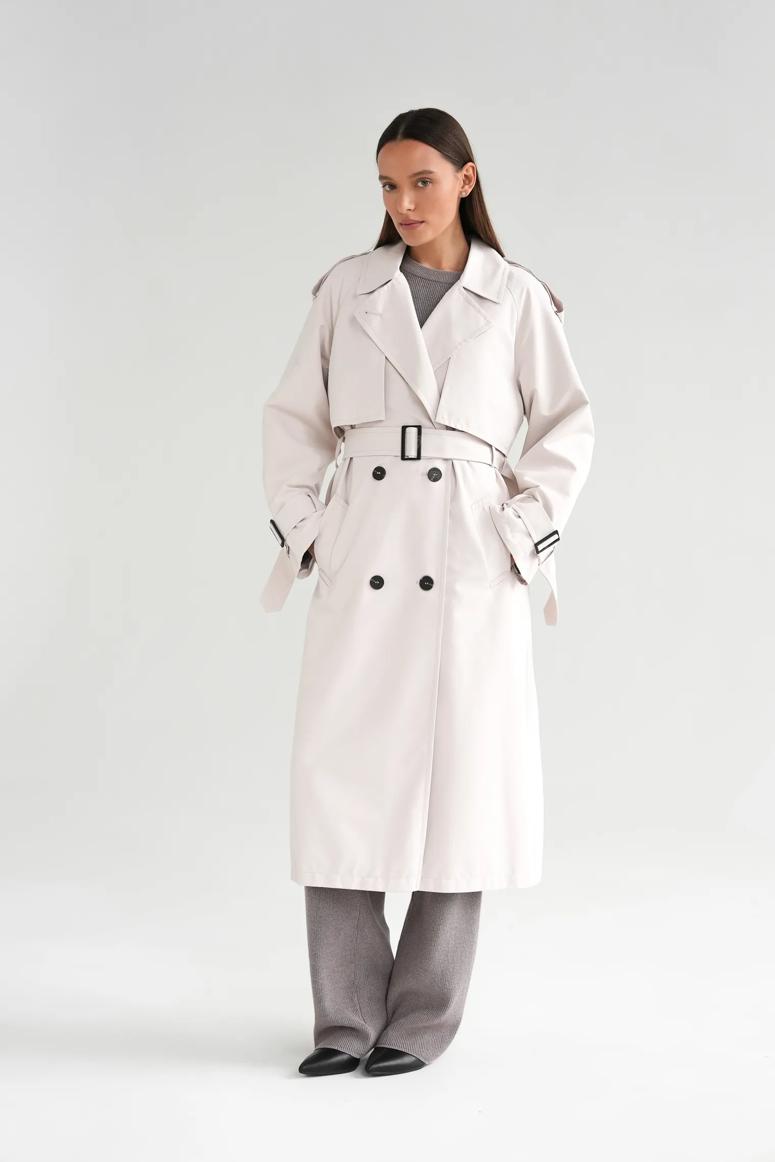 Тренч двубортный с поясом и рукавом реглан цвета тофу фото 6