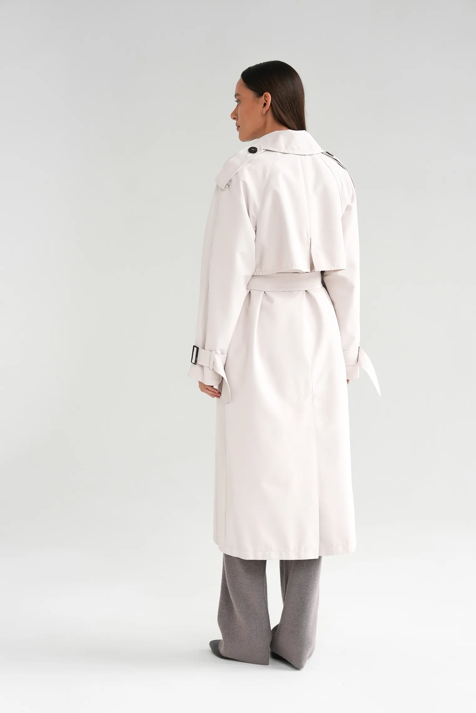 Тренч двубортный с поясом и рукавом реглан цвета тофу фото 4