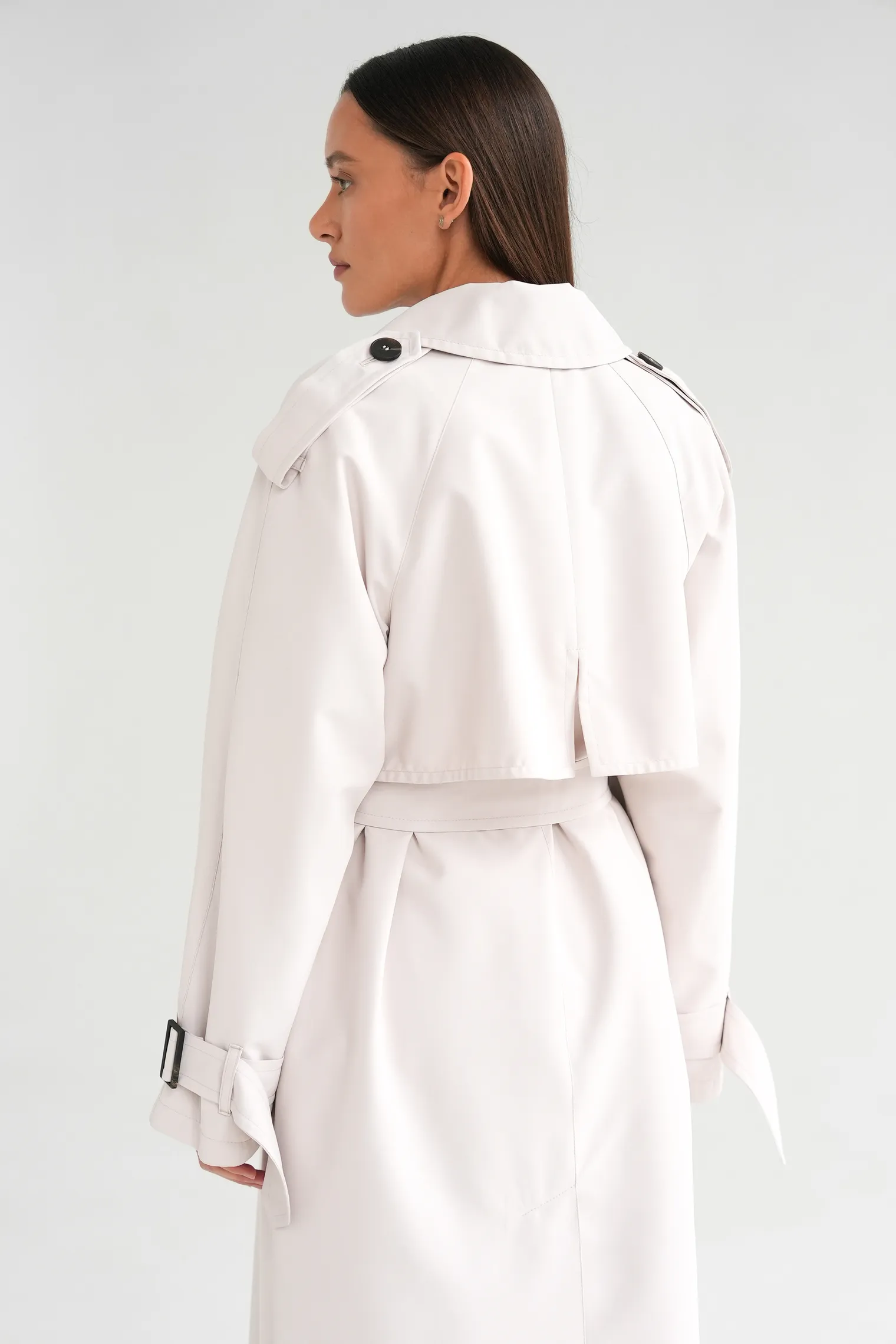 Тренч двубортный с поясом и рукавом реглан цвета тофу фото 7