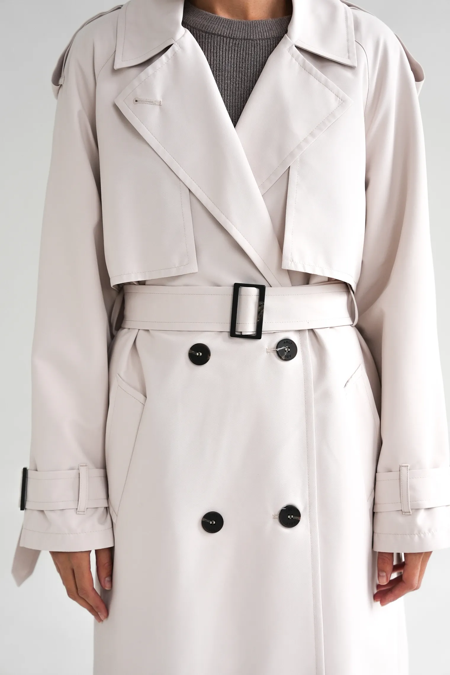 Тренч двубортный с поясом и рукавом реглан цвета тофу фото 2