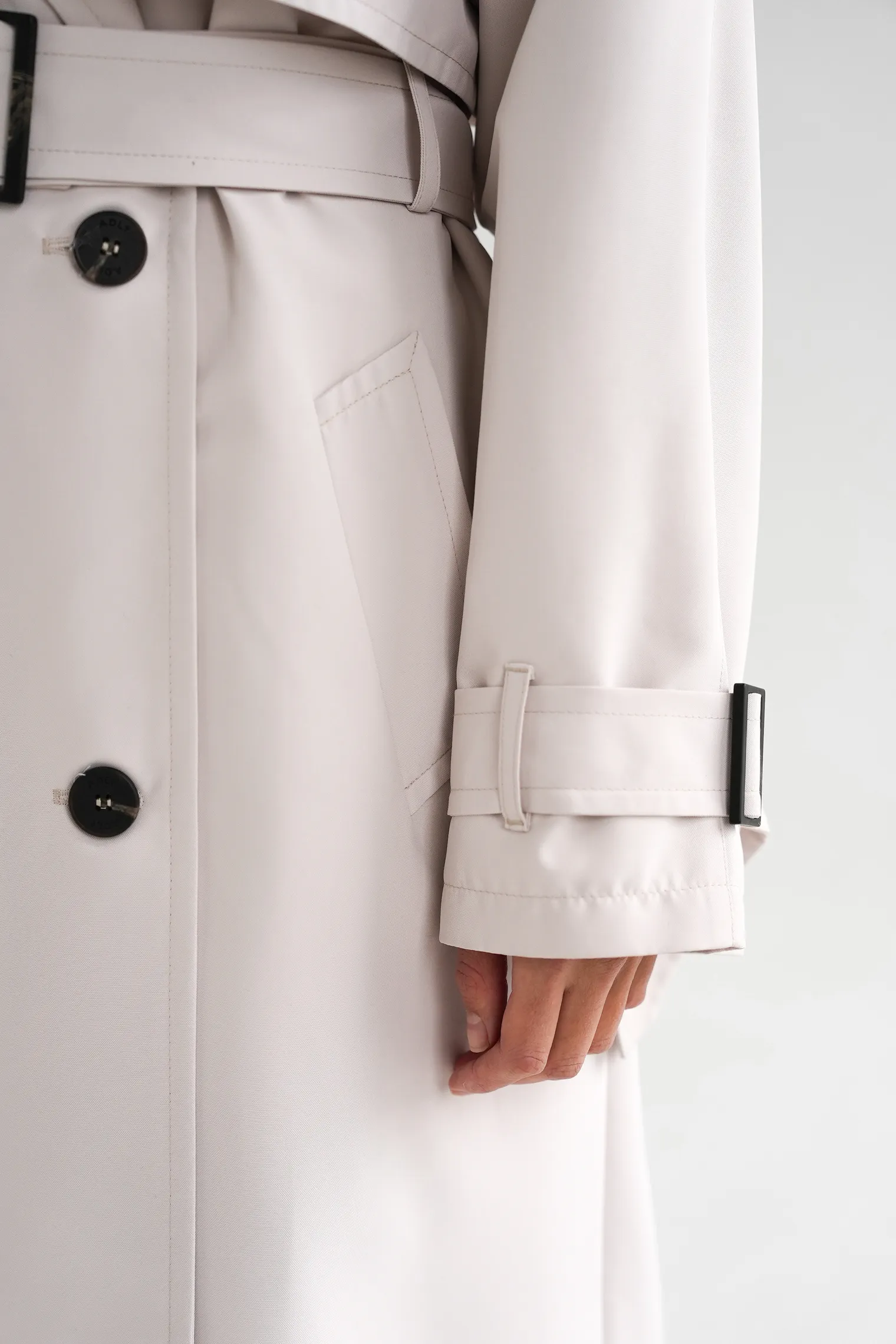 Тренч двубортный с поясом и рукавом реглан цвета тофу фото 9