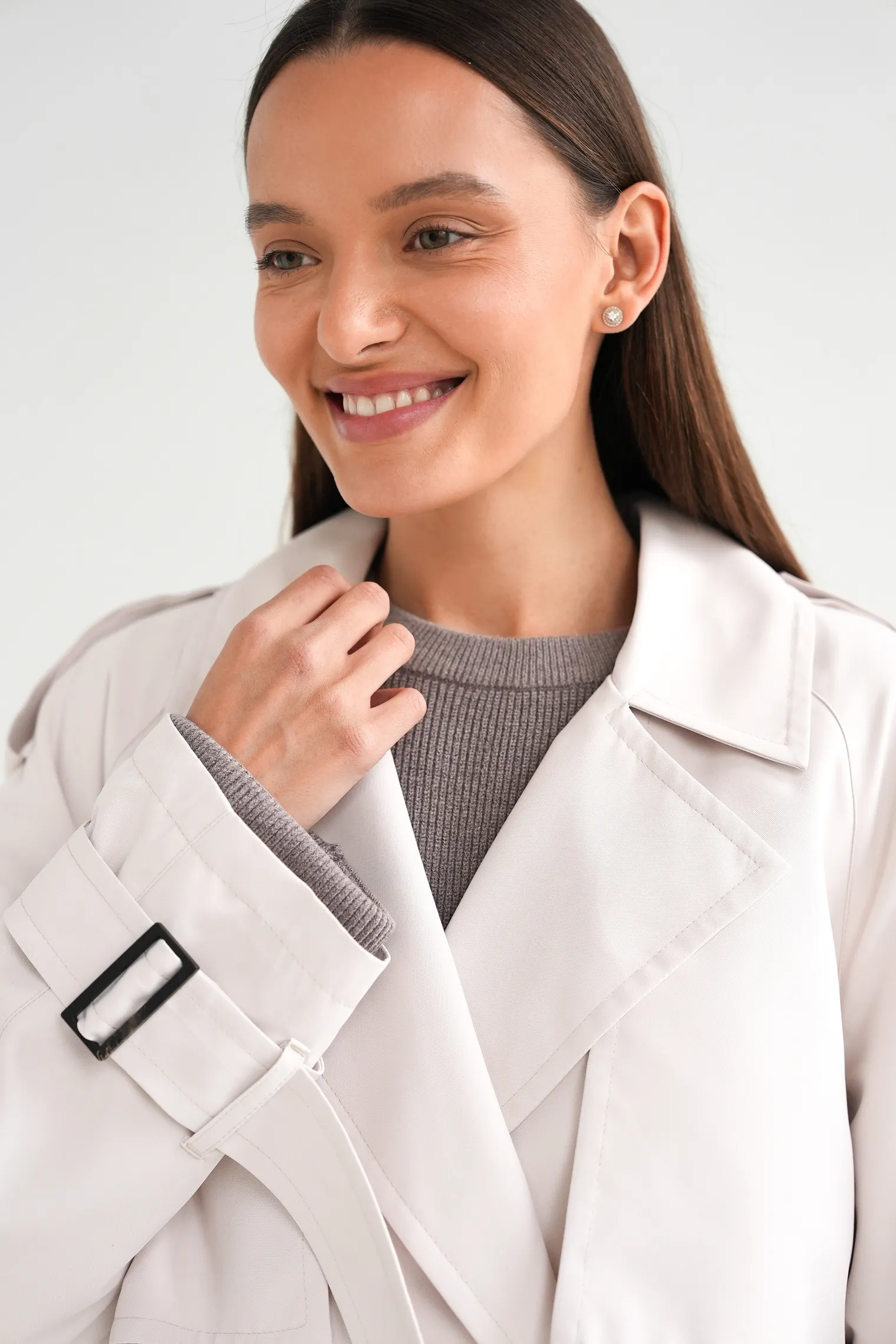 Тренч двубортный с поясом и рукавом реглан цвета тофу фото 5