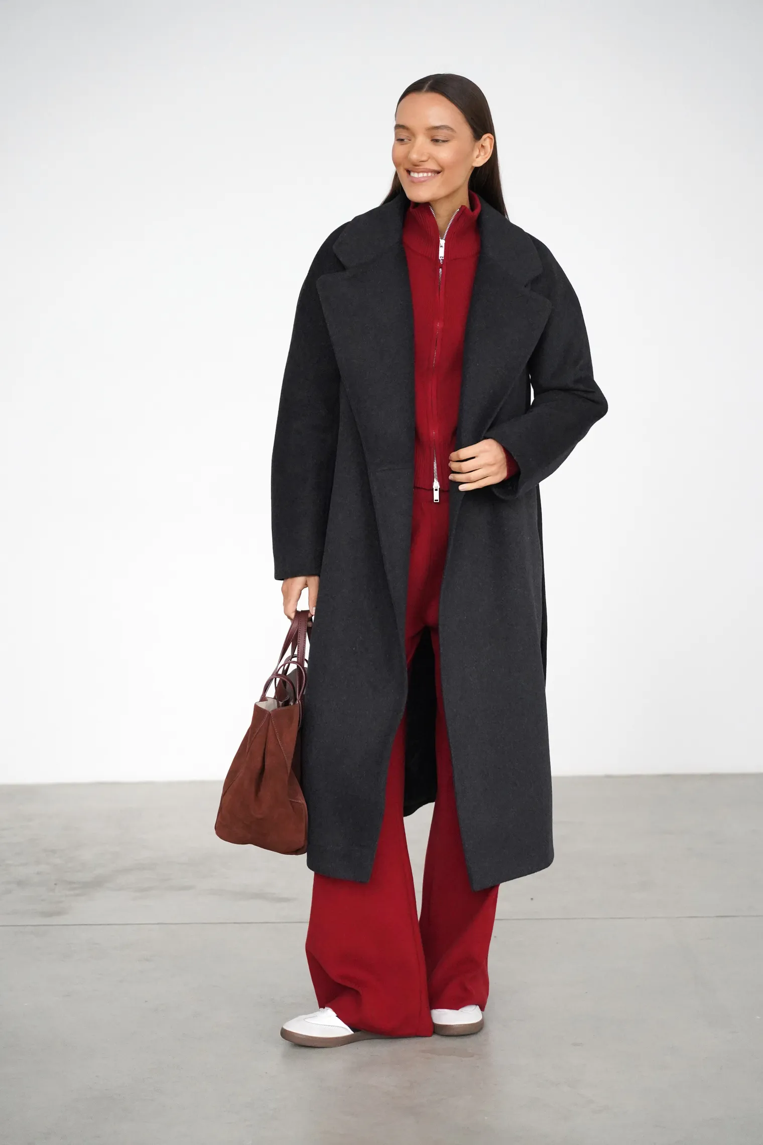 Зимнее пальто-халат с поясом графитового цвета фото 1