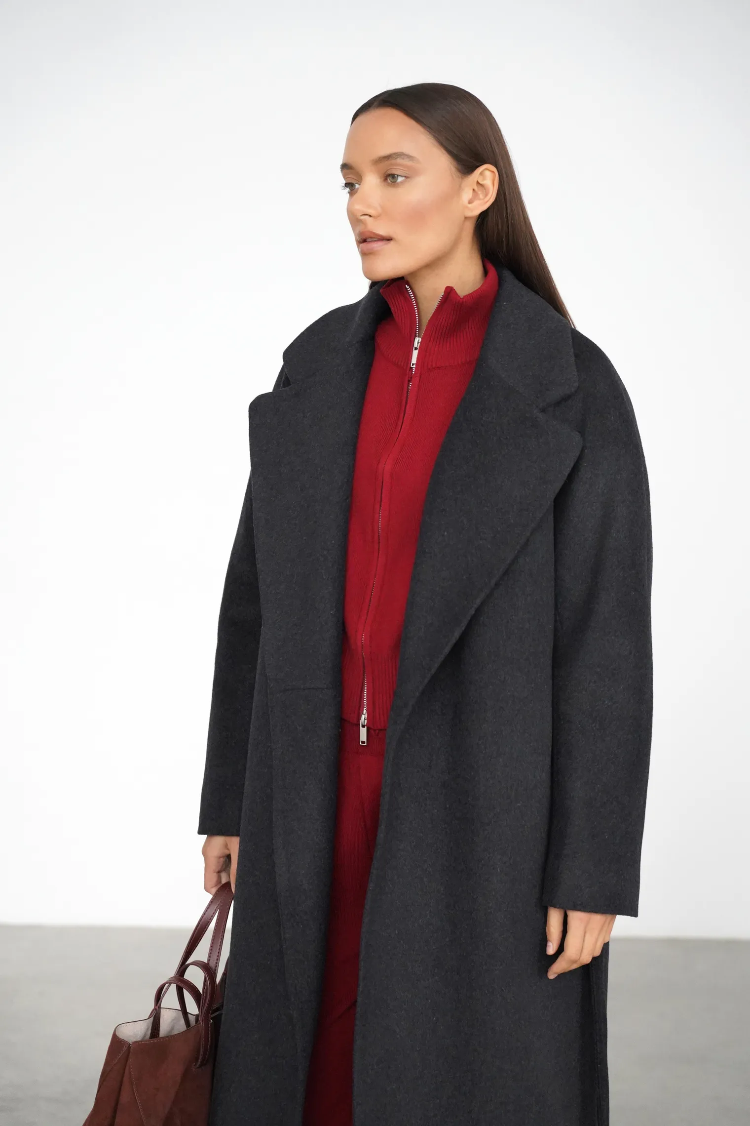 Зимнее пальто-халат с поясом графитового цвета фото 5