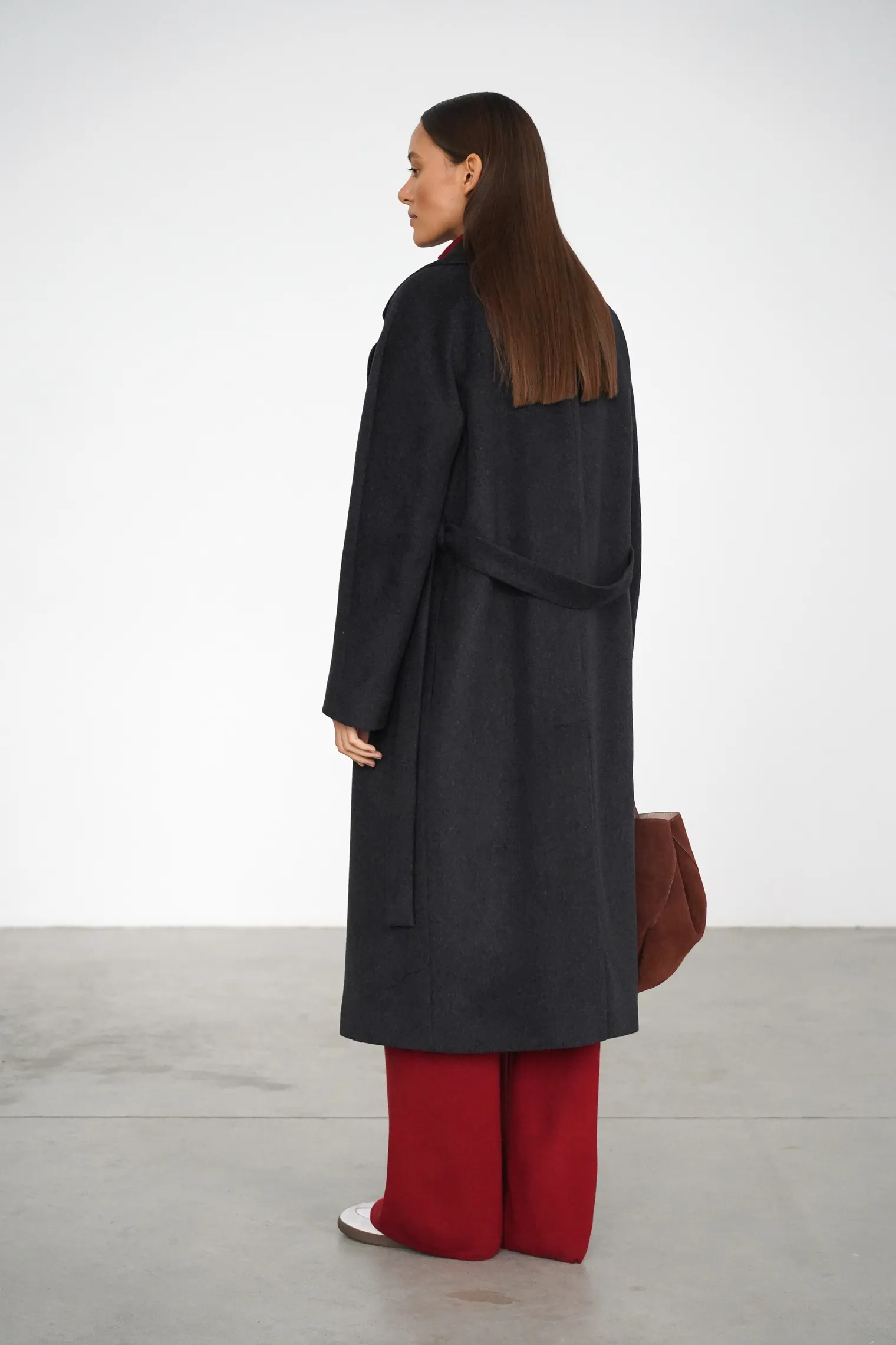 Зимнее пальто-халат с поясом графитового цвета фото 4