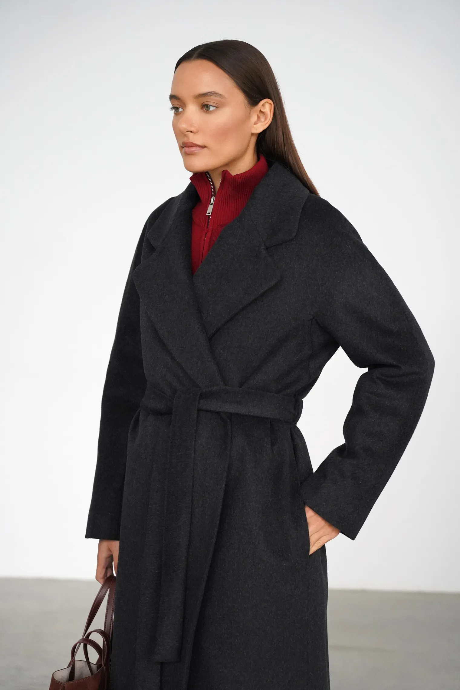 Зимнее пальто-халат с поясом графитового цвета фото 6