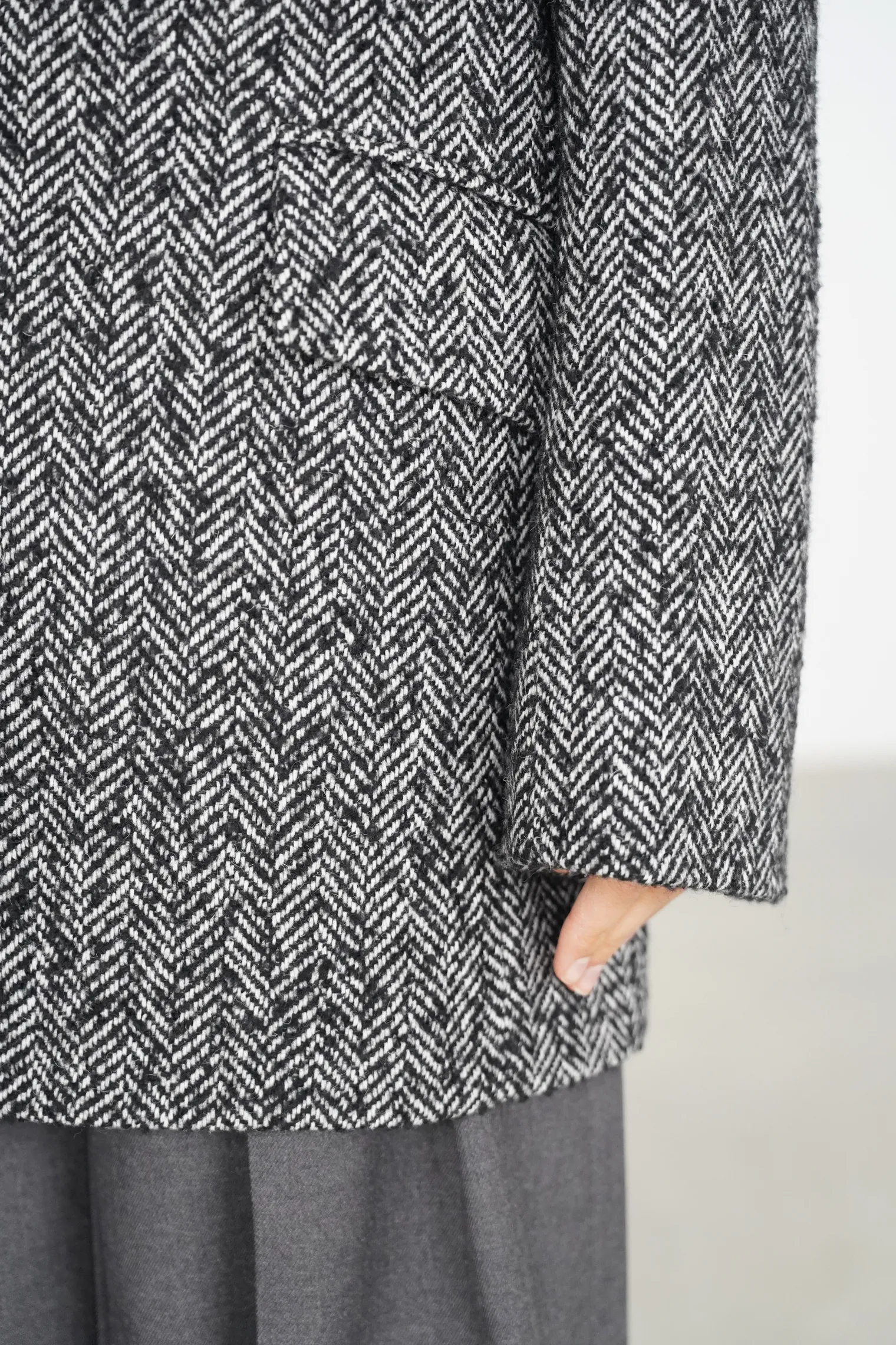 Пальто-жакет однобортное в цвете чёрный/молочный в ёлочку фото 2