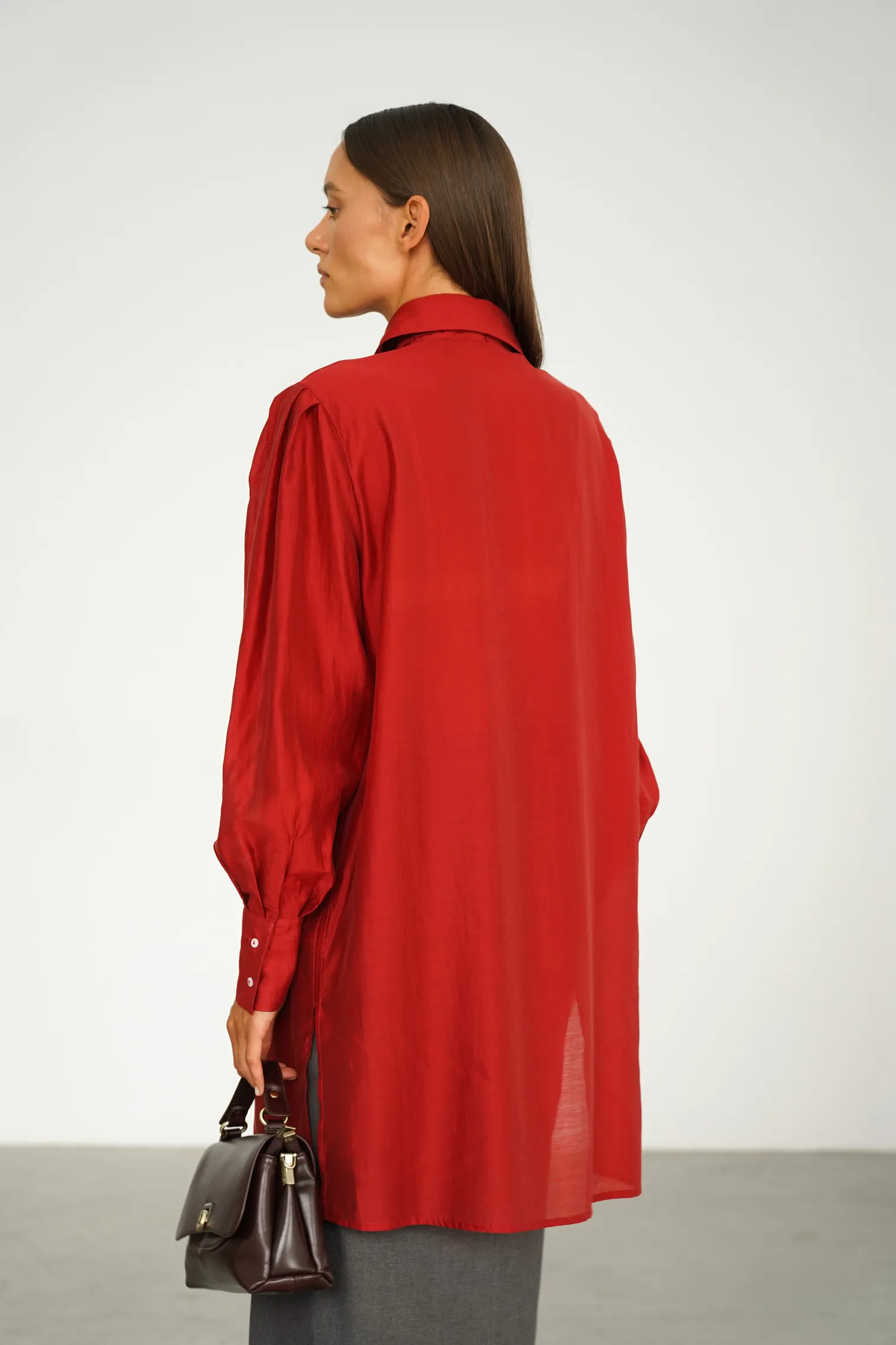 Рубашка из прозрачной ткани красного цвета фото 3