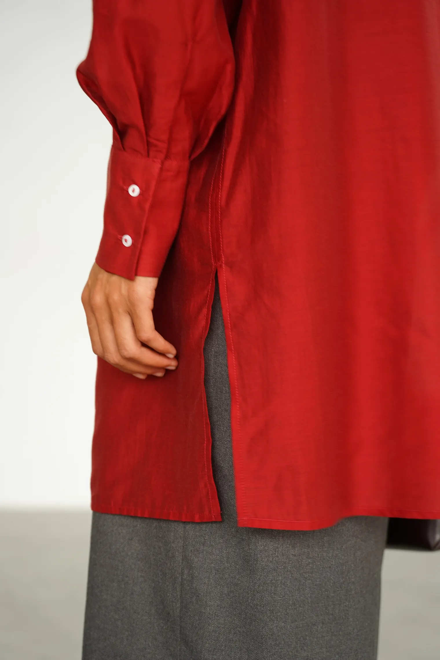 Рубашка из прозрачной ткани красного цвета фото 5