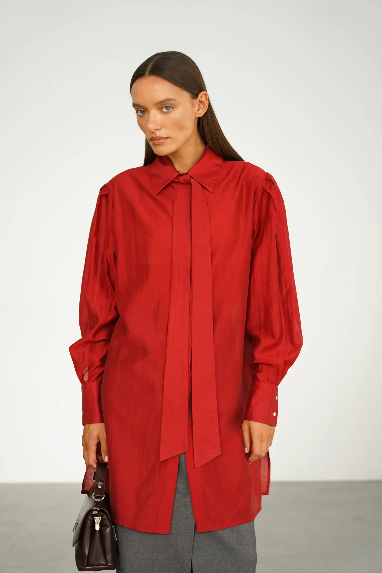 Рубашка из прозрачной ткани красного цвета фото 6