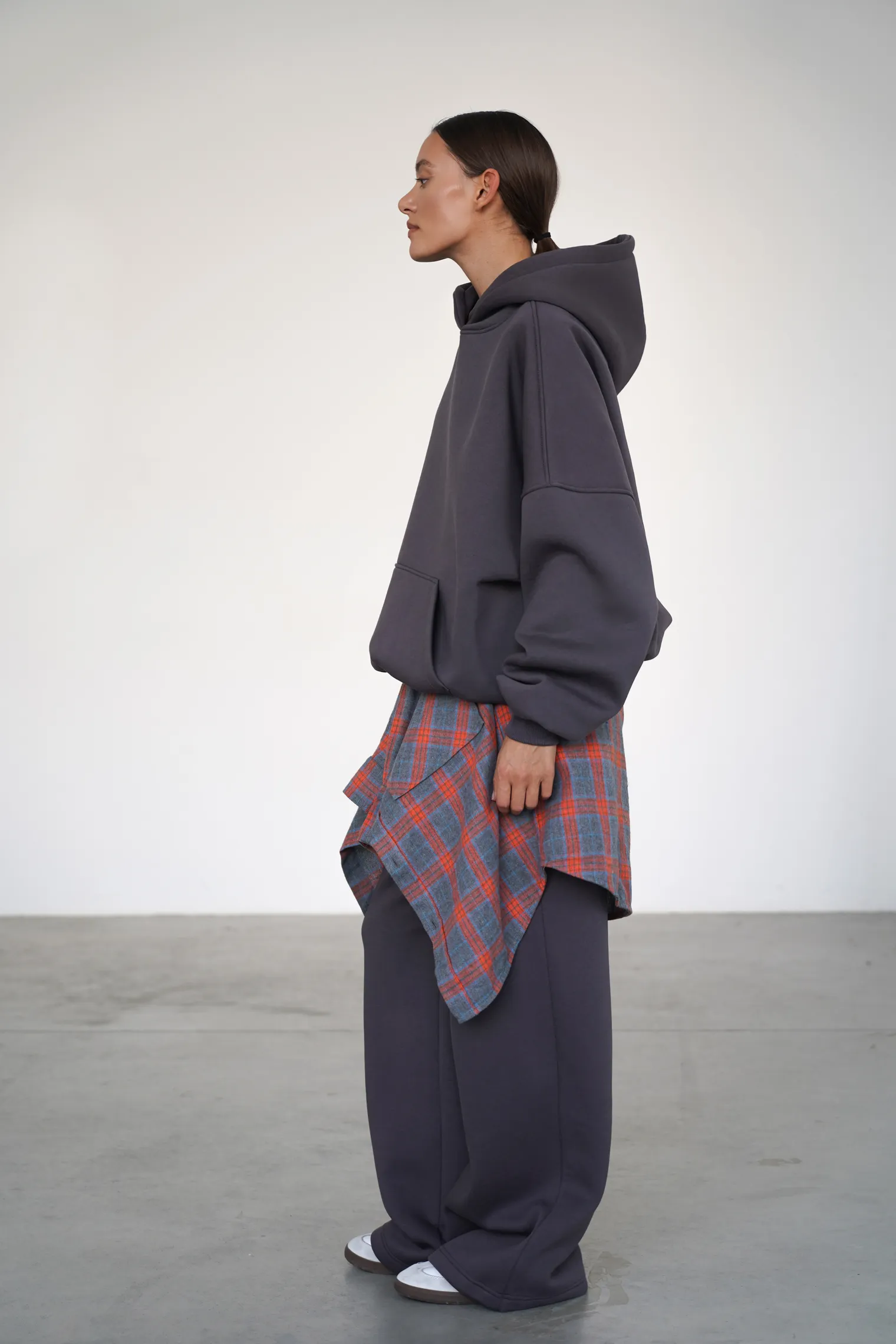 Брюки прямого кроя на кулисе графитового цвета фото 6