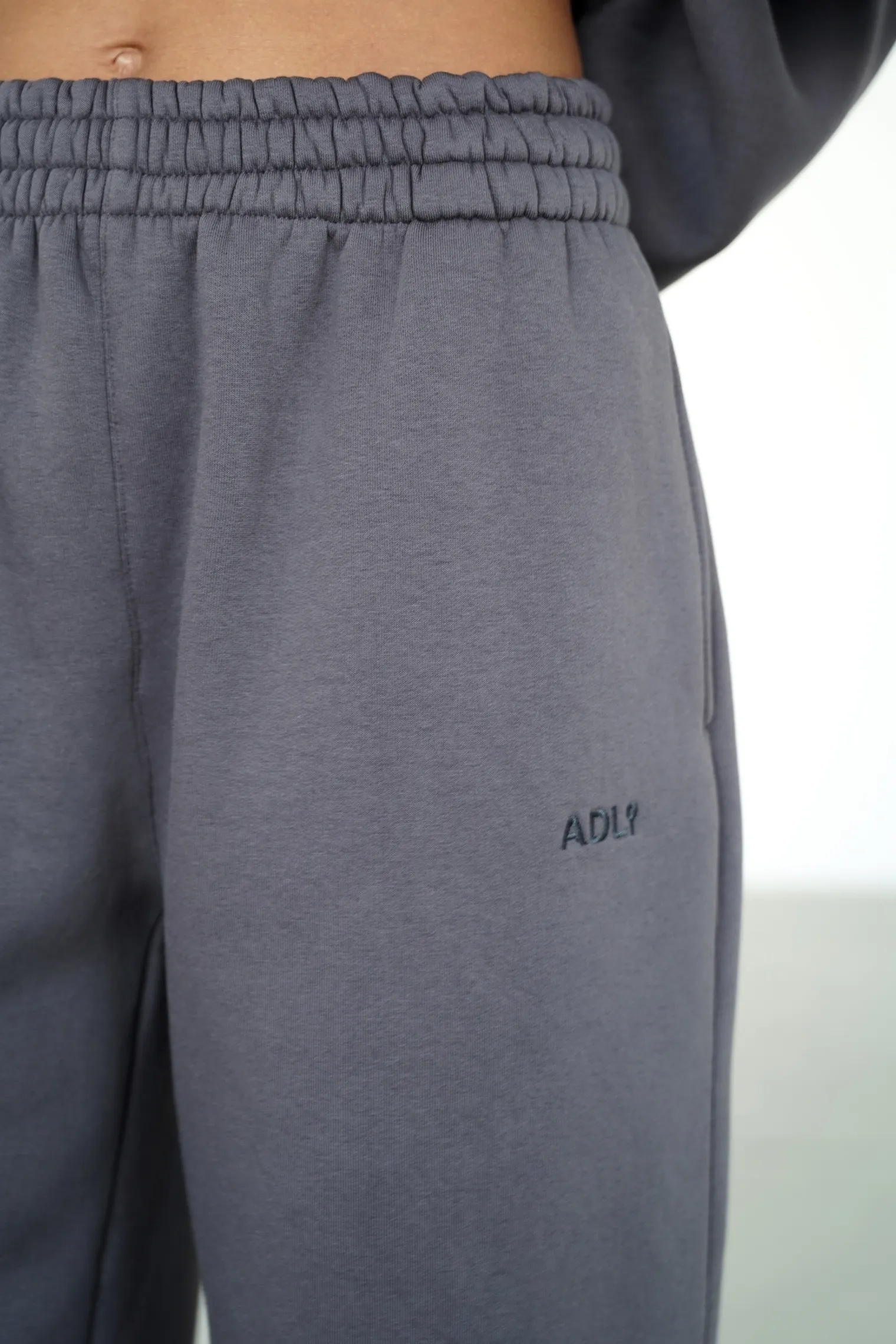 Брюки прямого кроя на кулисе графитового цвета фото 2