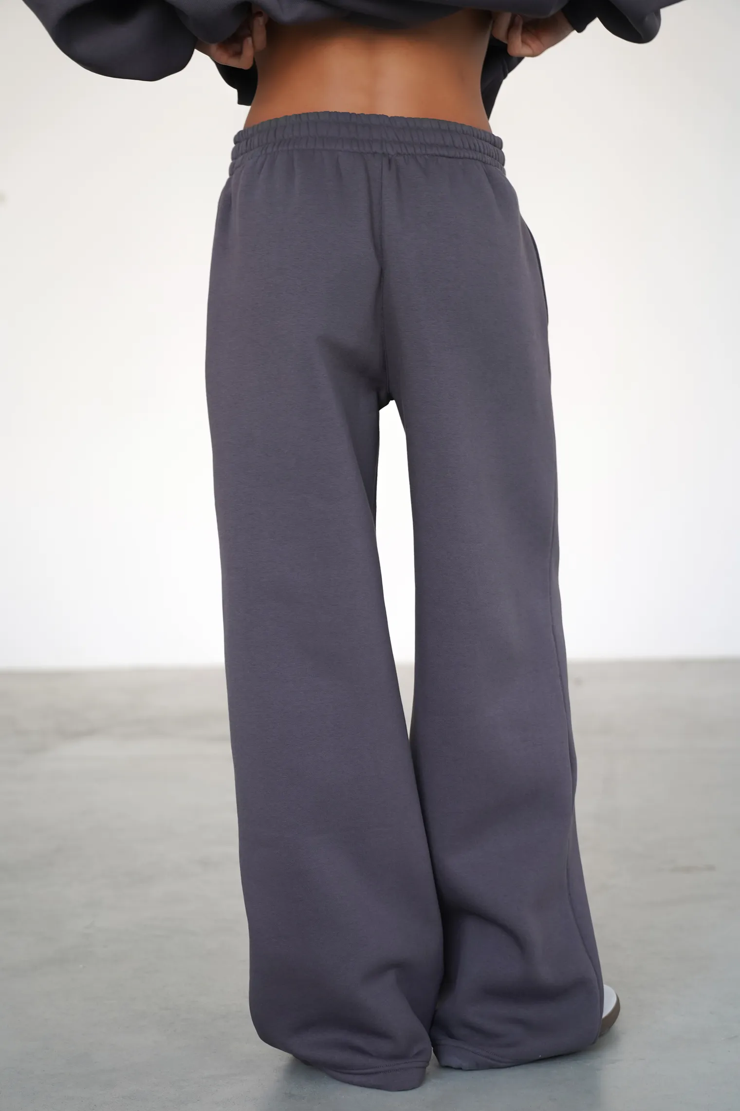 Брюки прямого кроя на кулисе графитового цвета фото 4