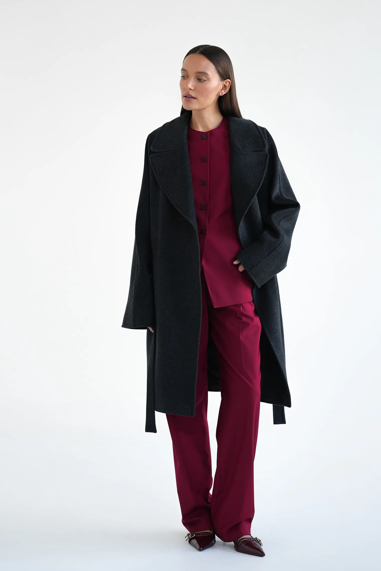 Пальто-халат укороченное с цельнокройным рукавом тёмно-серого цвета фото 1