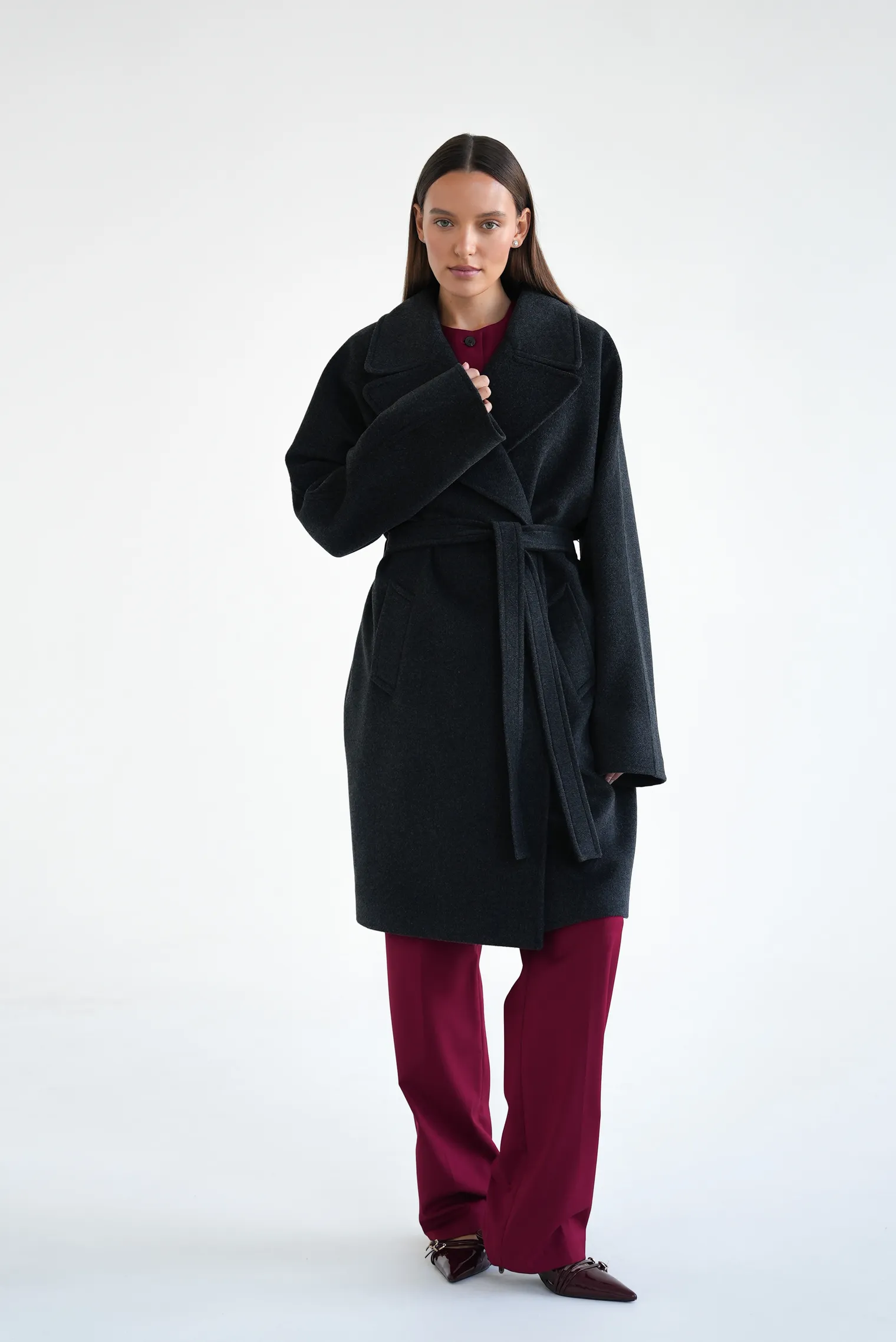 Пальто-халат укороченное с цельнокройным рукавом тёмно-серого цвета фото 3