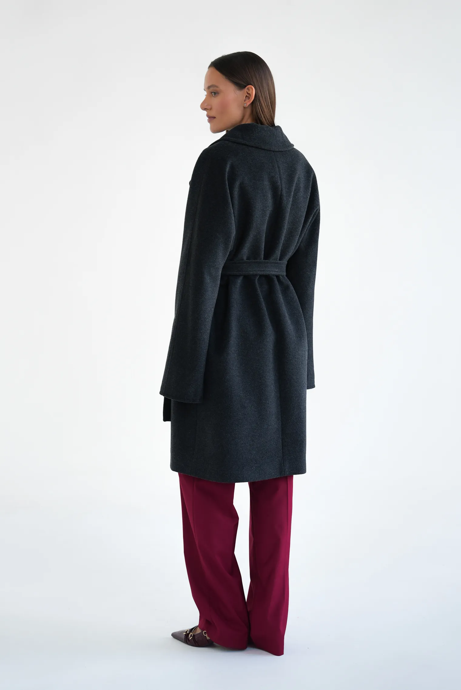 Пальто-халат укороченное с цельнокройным рукавом тёмно-серого цвета фото 4