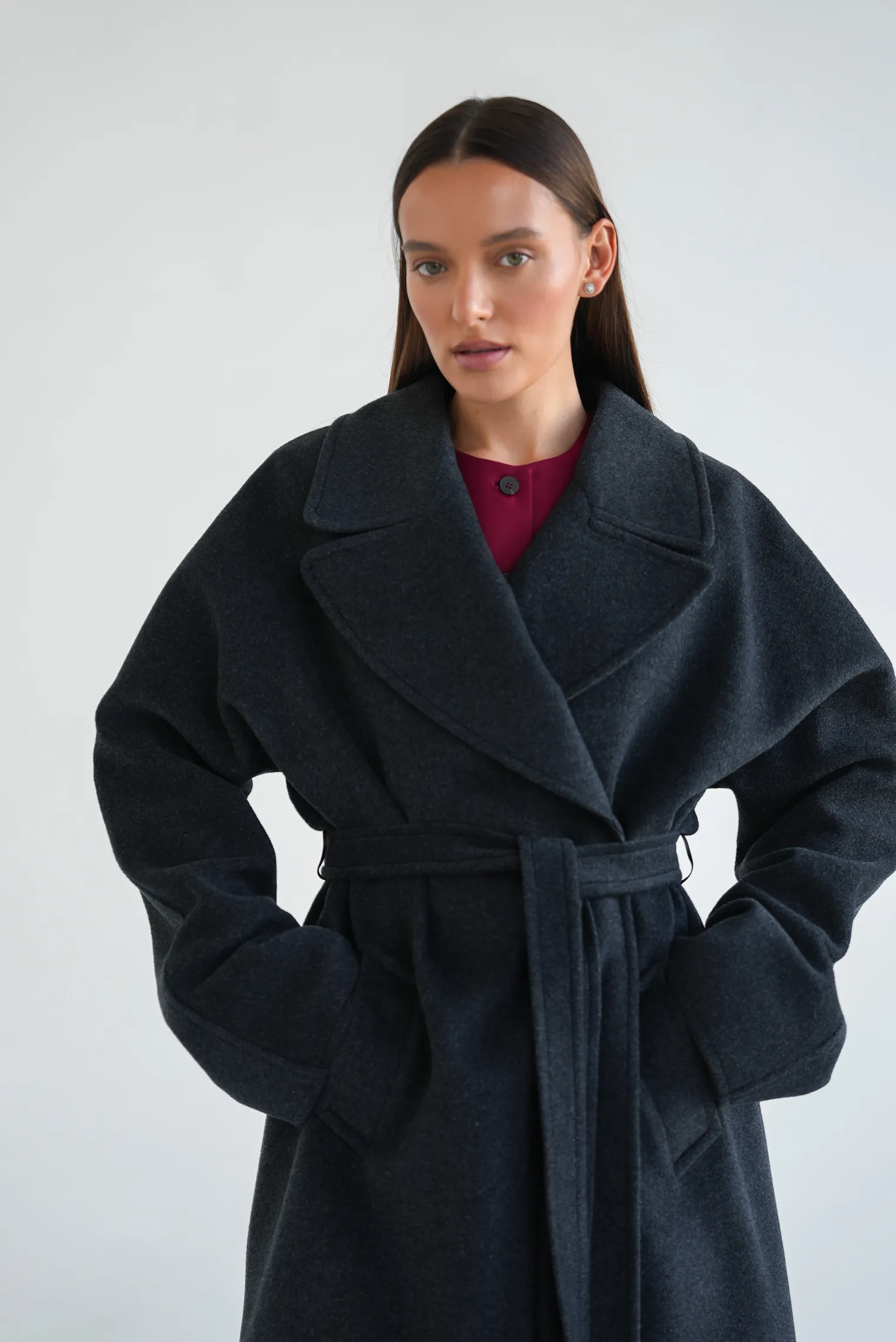 Пальто-халат укороченное с цельнокройным рукавом тёмно-серого цвета фото 5